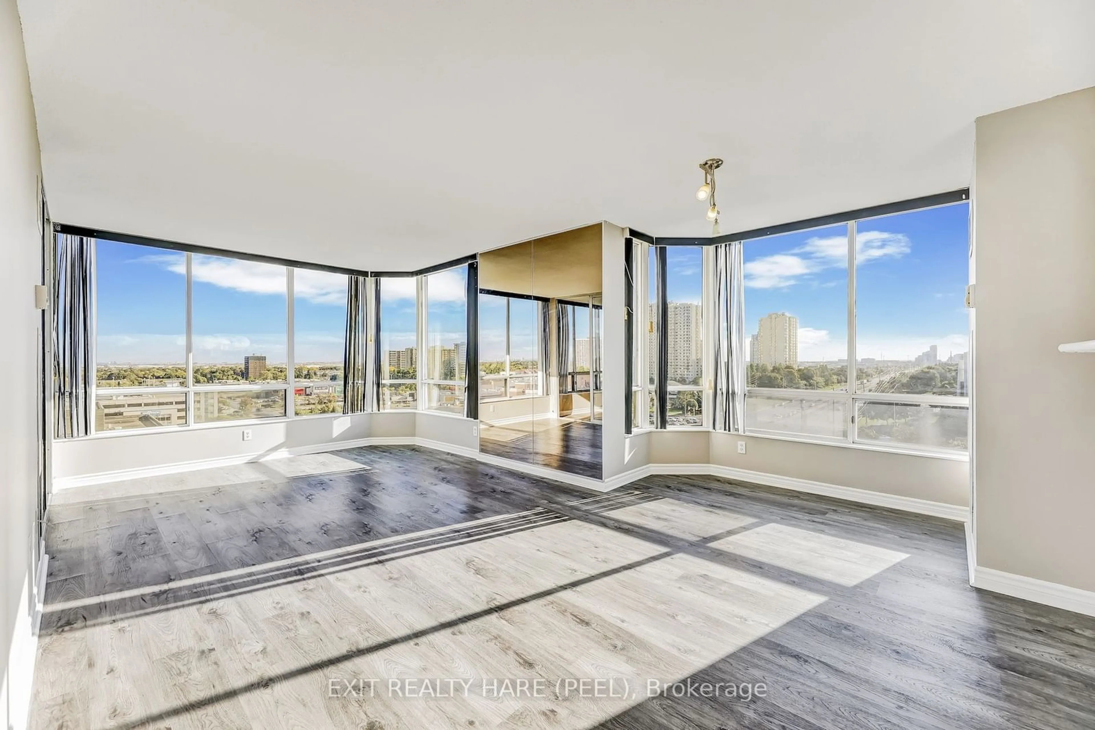 Indoor foyer, wood floors for 26 Hanover Rd #1002, Brampton Ontario L6S 4T2