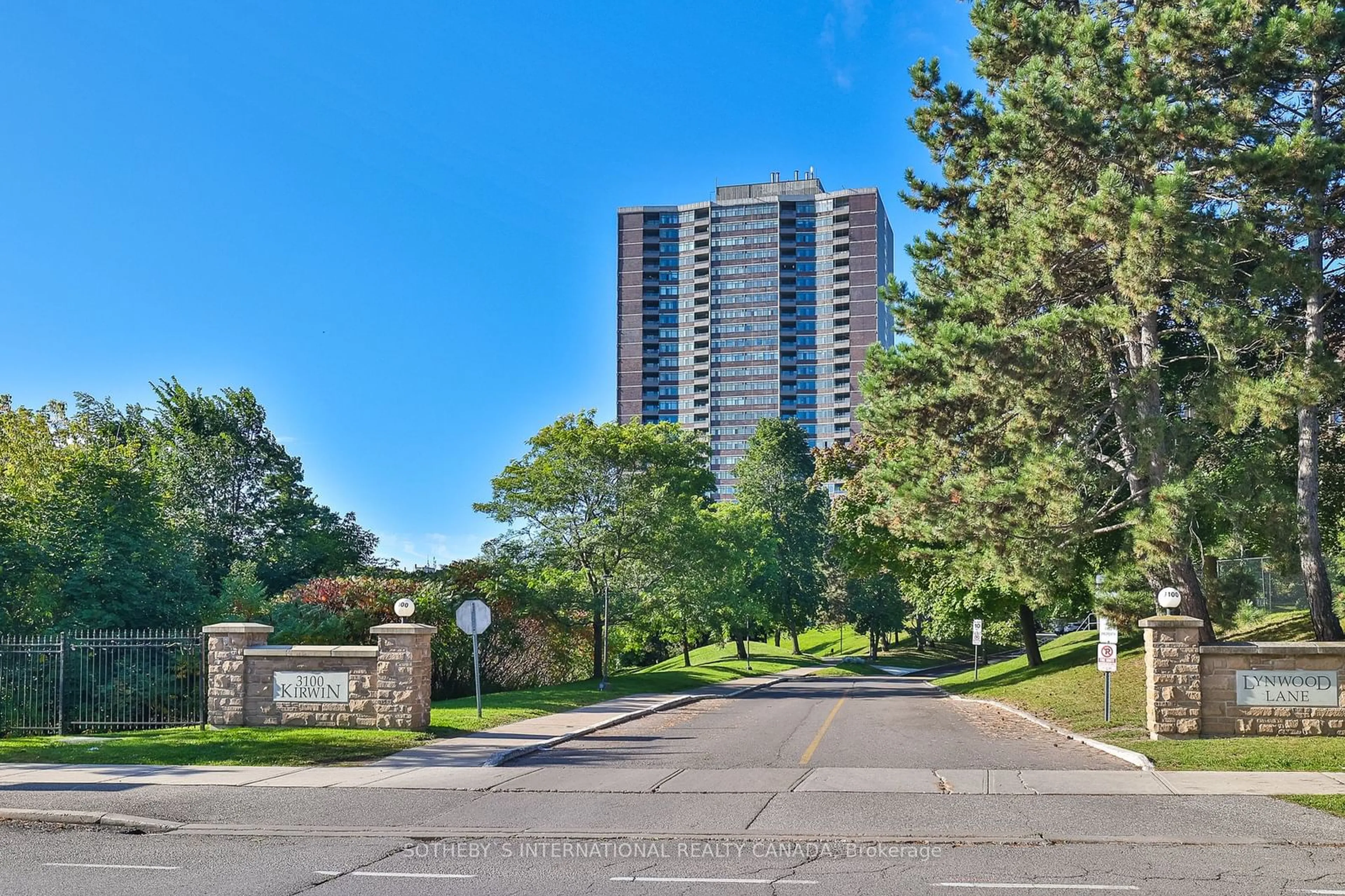 A pic from exterior of the house or condo, the street view for 3100 Kirwin Ave #2908, Mississauga Ontario L5A 3S6