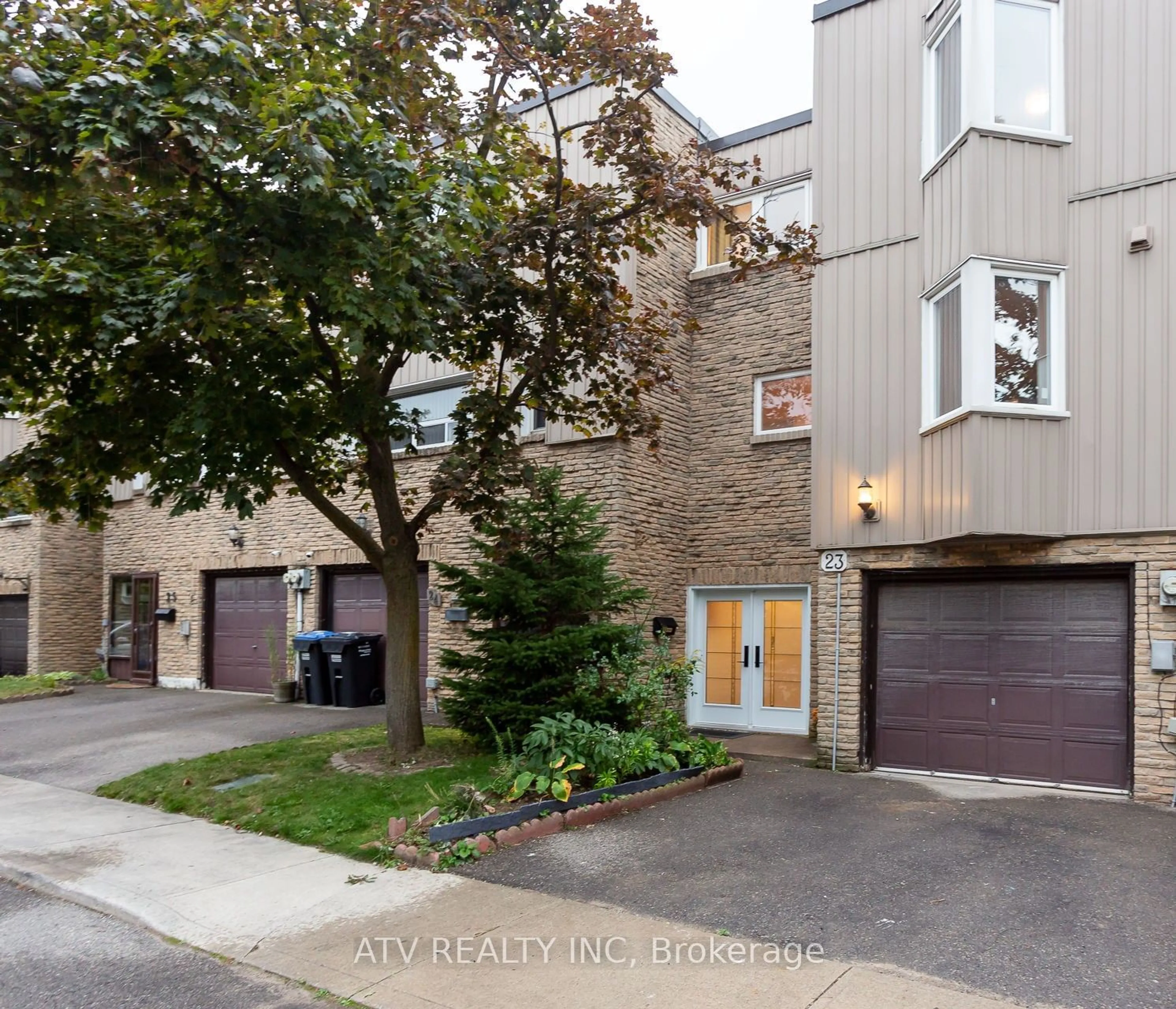 A pic from exterior of the house or condo, the street view for 400 Bloor St #23, Mississauga Ontario L5A 3M8