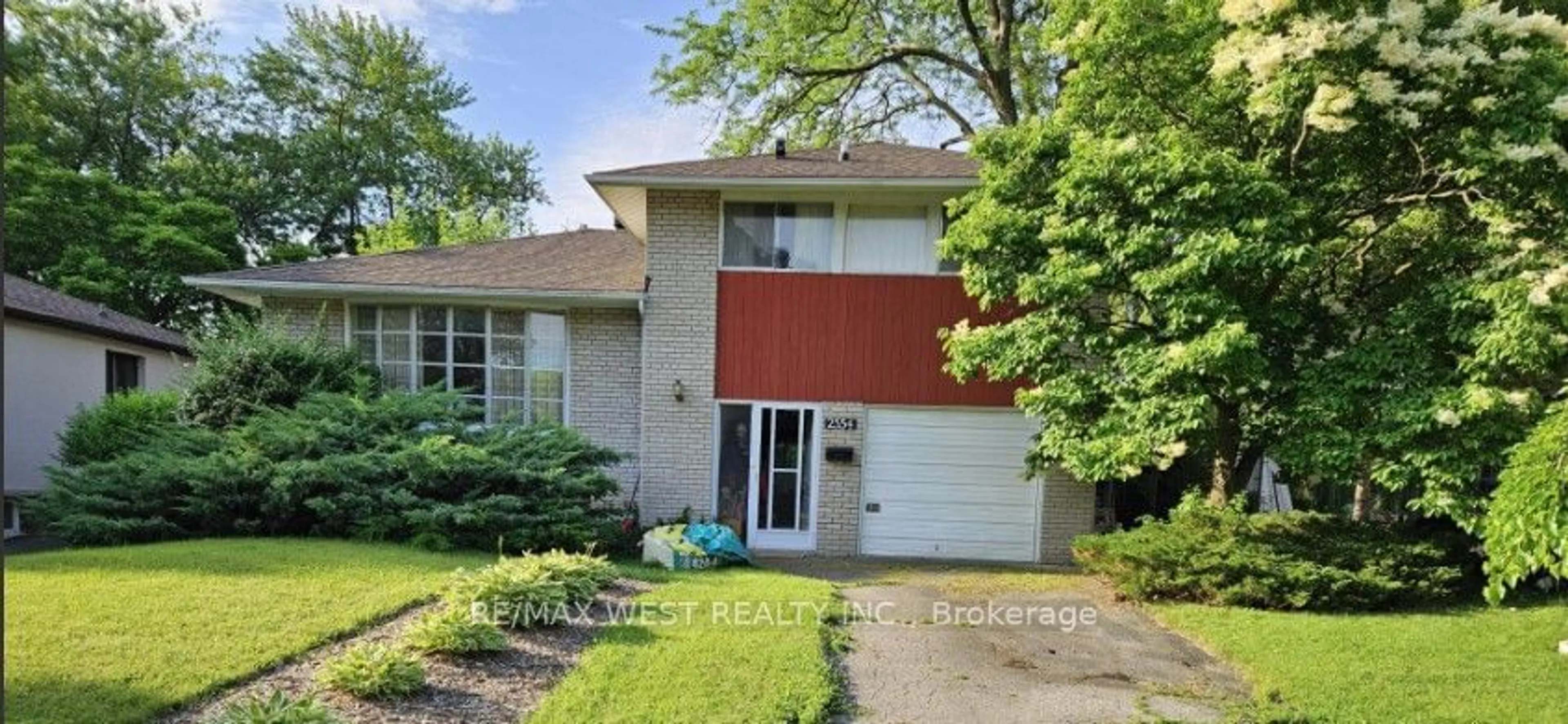 Frontside or backside of a home, the street view for 2554 Lundigan Dr, Mississauga Ontario L5J 3W1