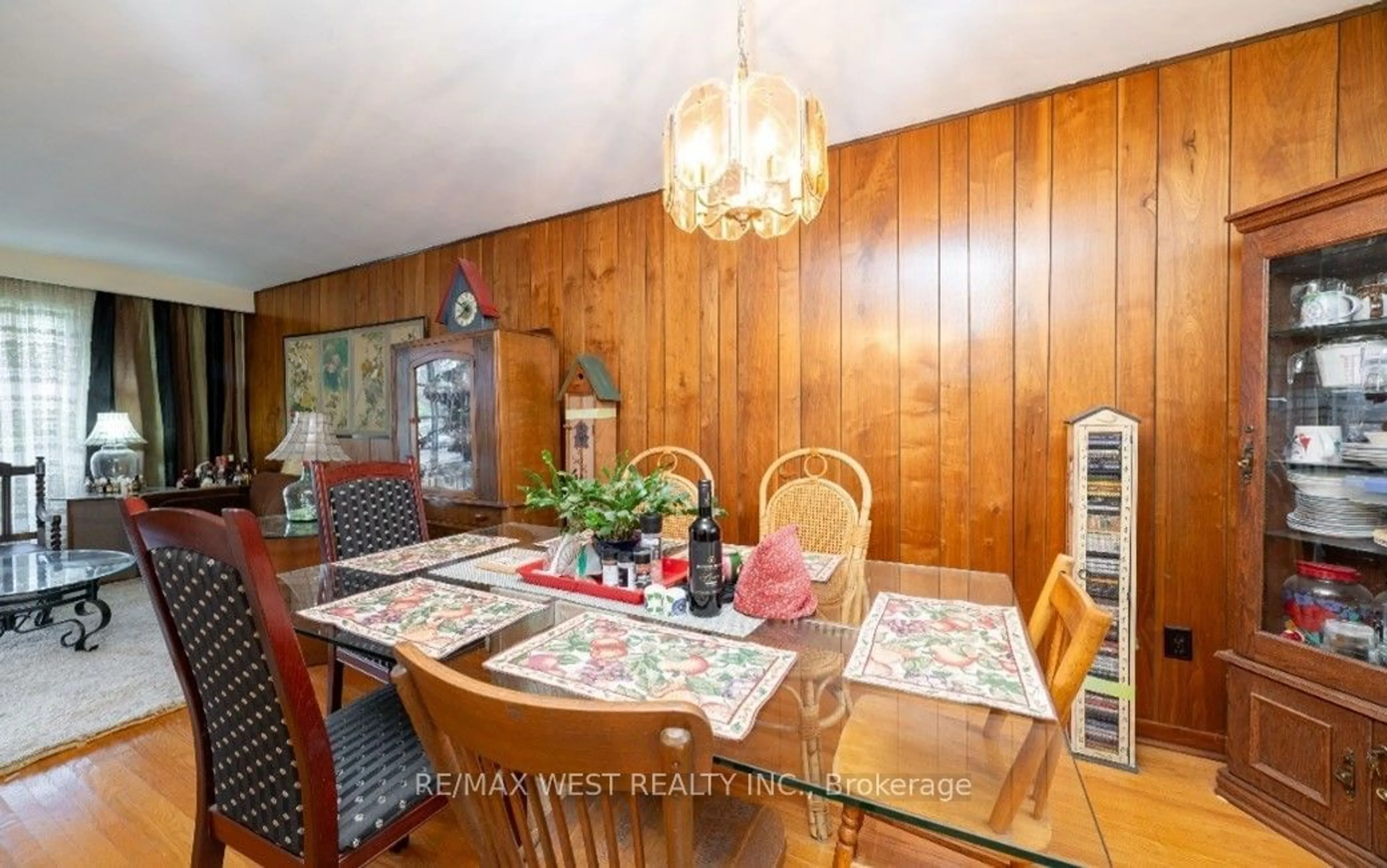 Dining room, wood floors, cottage for 2554 Lundigan Dr, Mississauga Ontario L5J 3W1