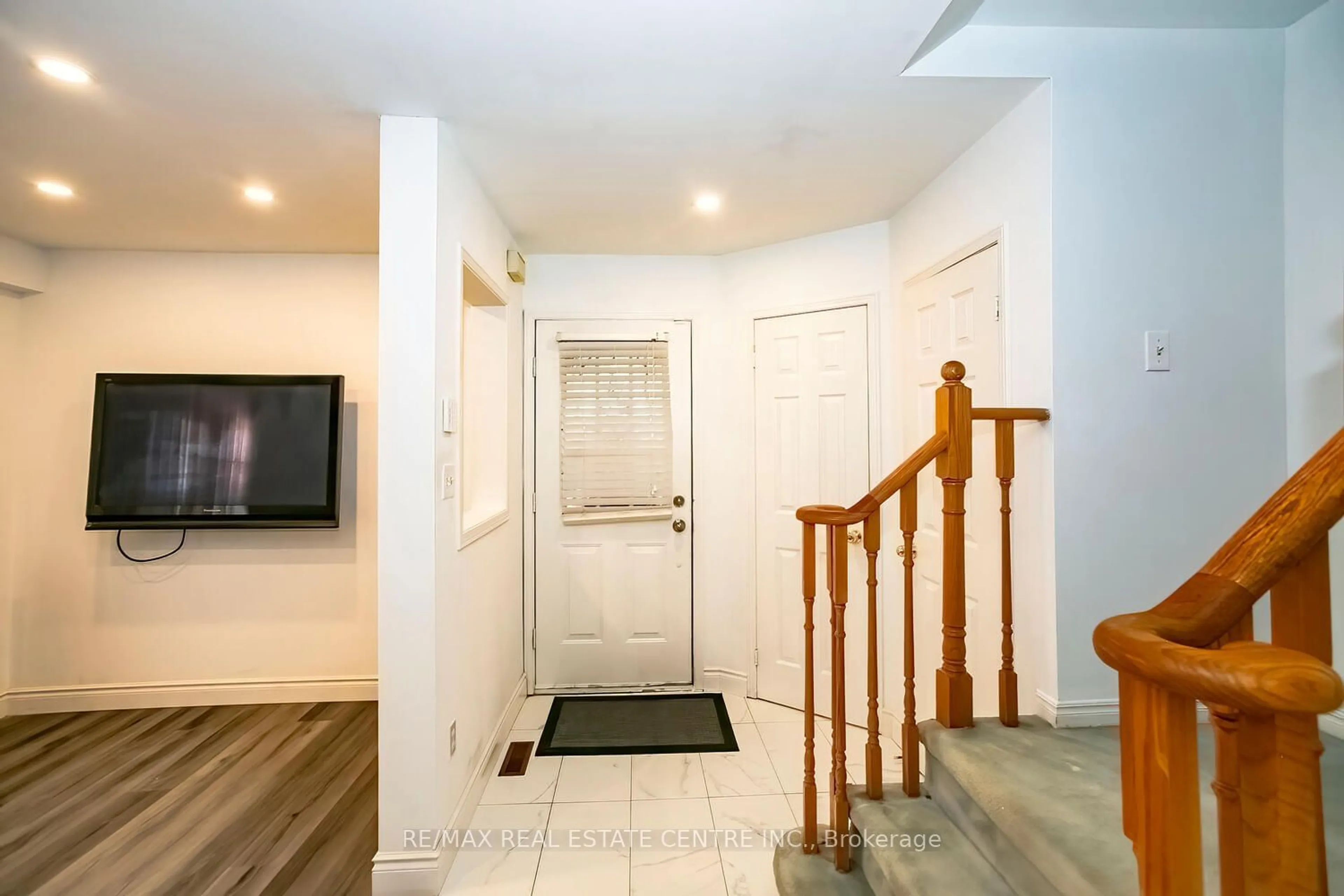 Indoor entryway, wood floors for 129 Lent Cres, Brampton Ontario L6Y 5E6