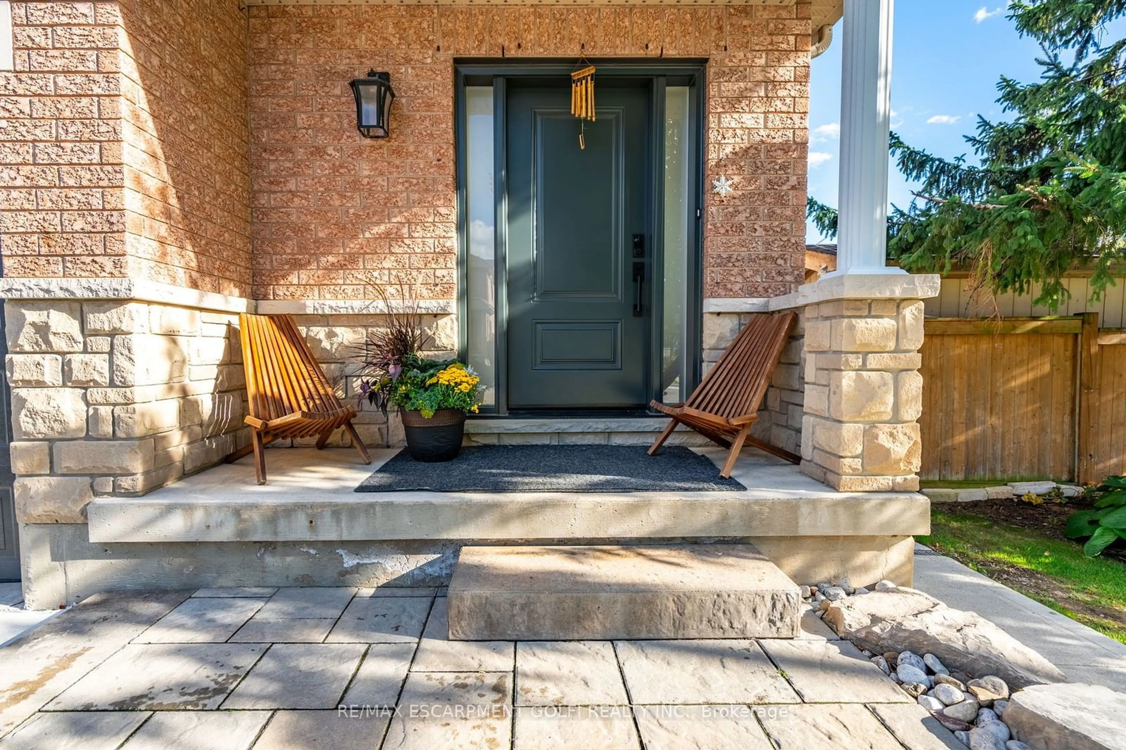 Indoor entryway, ceramic floors for 4000 Alexan Cres, Burlington Ontario L7M 5A8