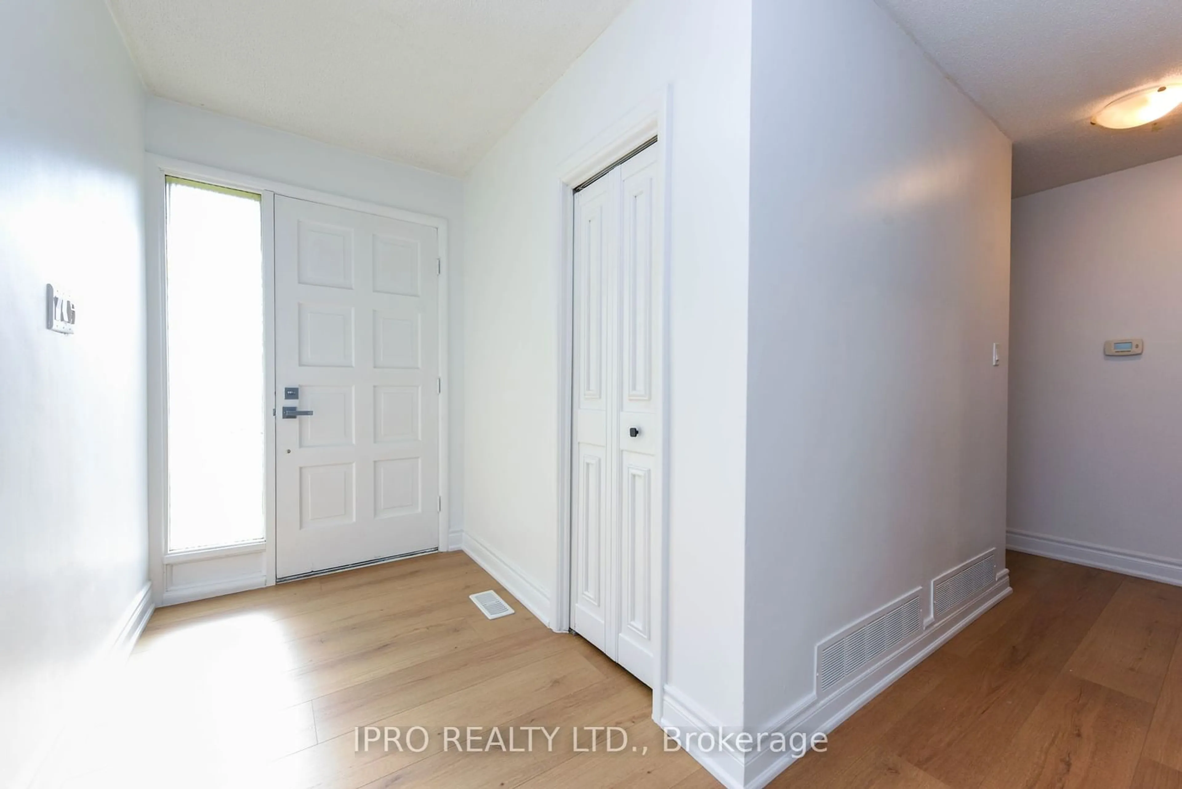 Indoor entryway, wood floors for 41 Sherwood Cres, Brampton Ontario L6X 2C9