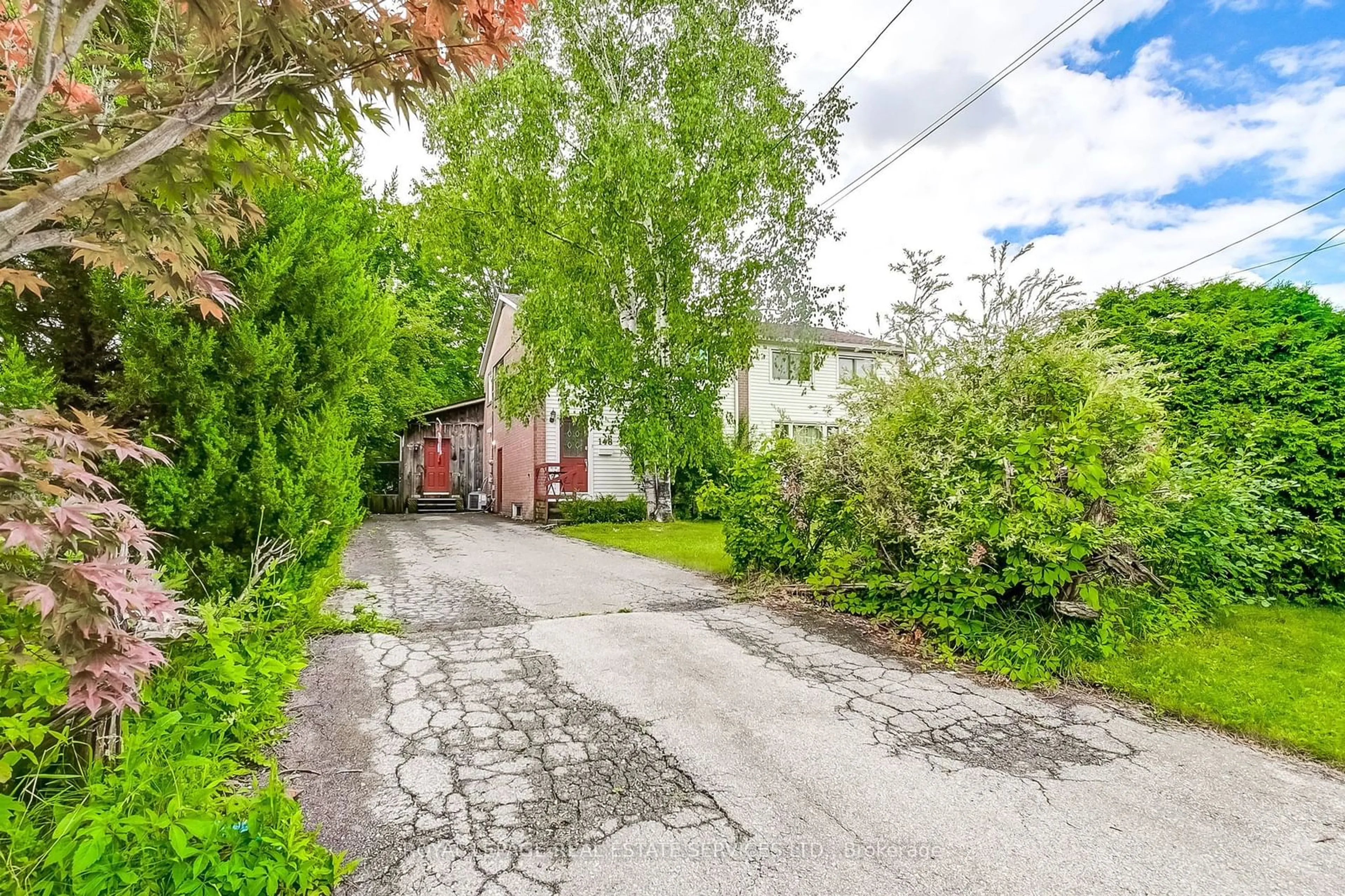 A pic from exterior of the house or condo, the street view for 148 Heslop Rd, Milton Ontario L9T 1B4