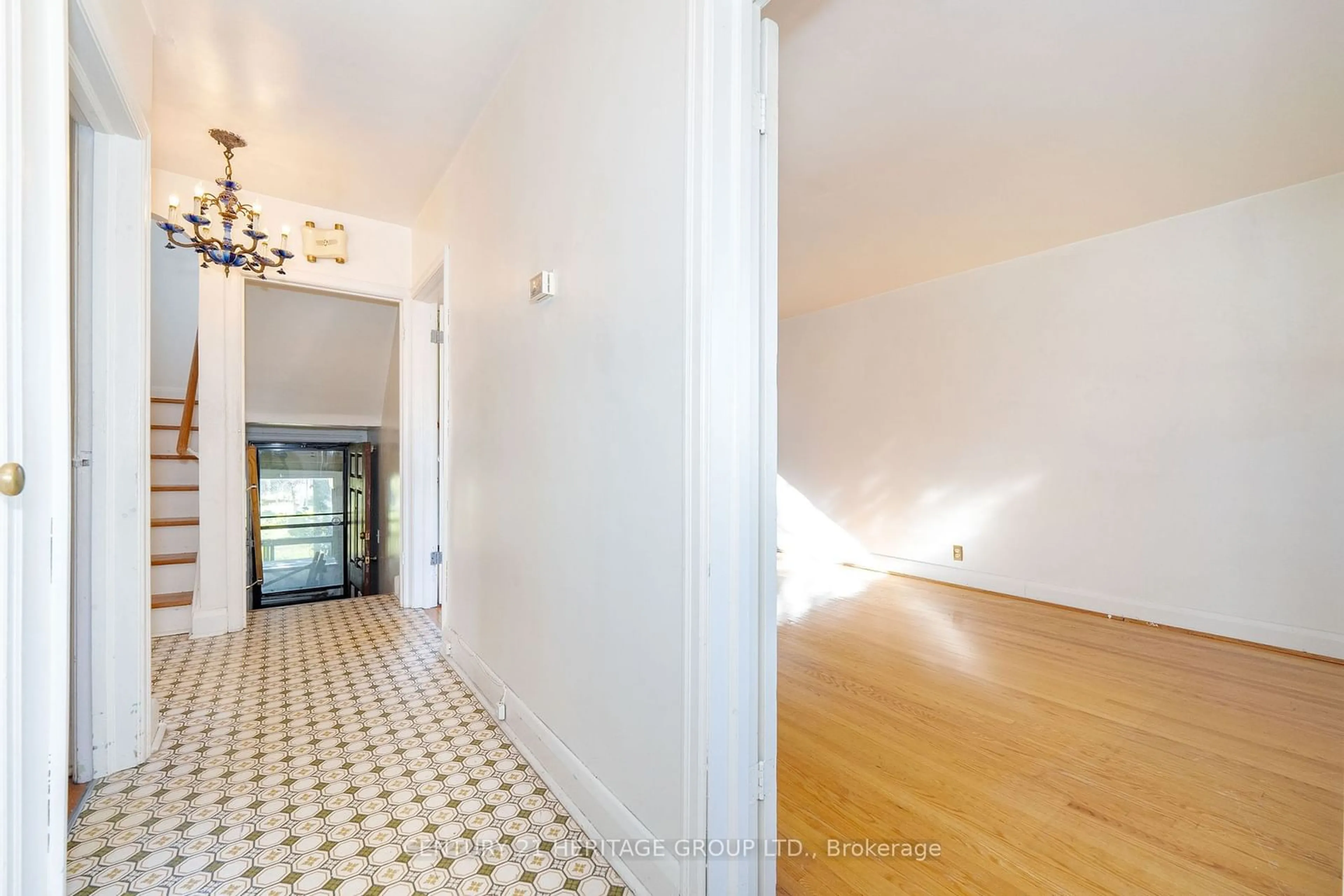 Indoor foyer, wood floors for 75 Winston Park Blvd, Toronto Ontario M3K 1C2