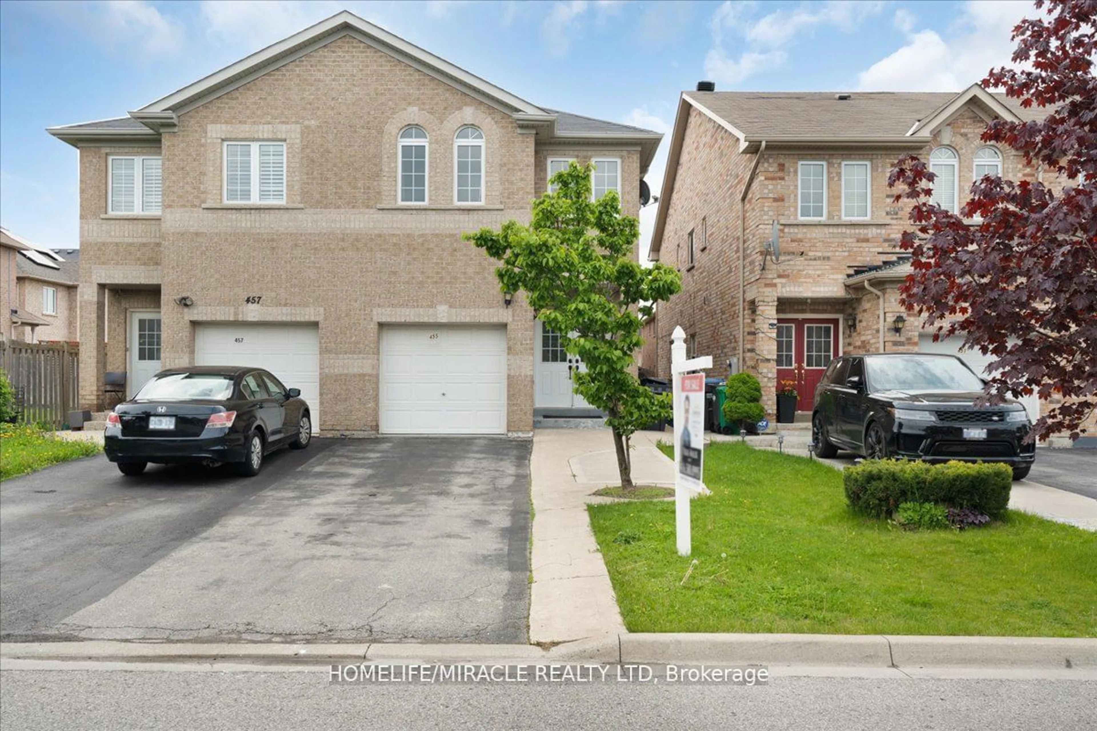 A pic from exterior of the house or condo, the street view for 455 Comiskey Cres, Mississauga Ontario L5W 0C7