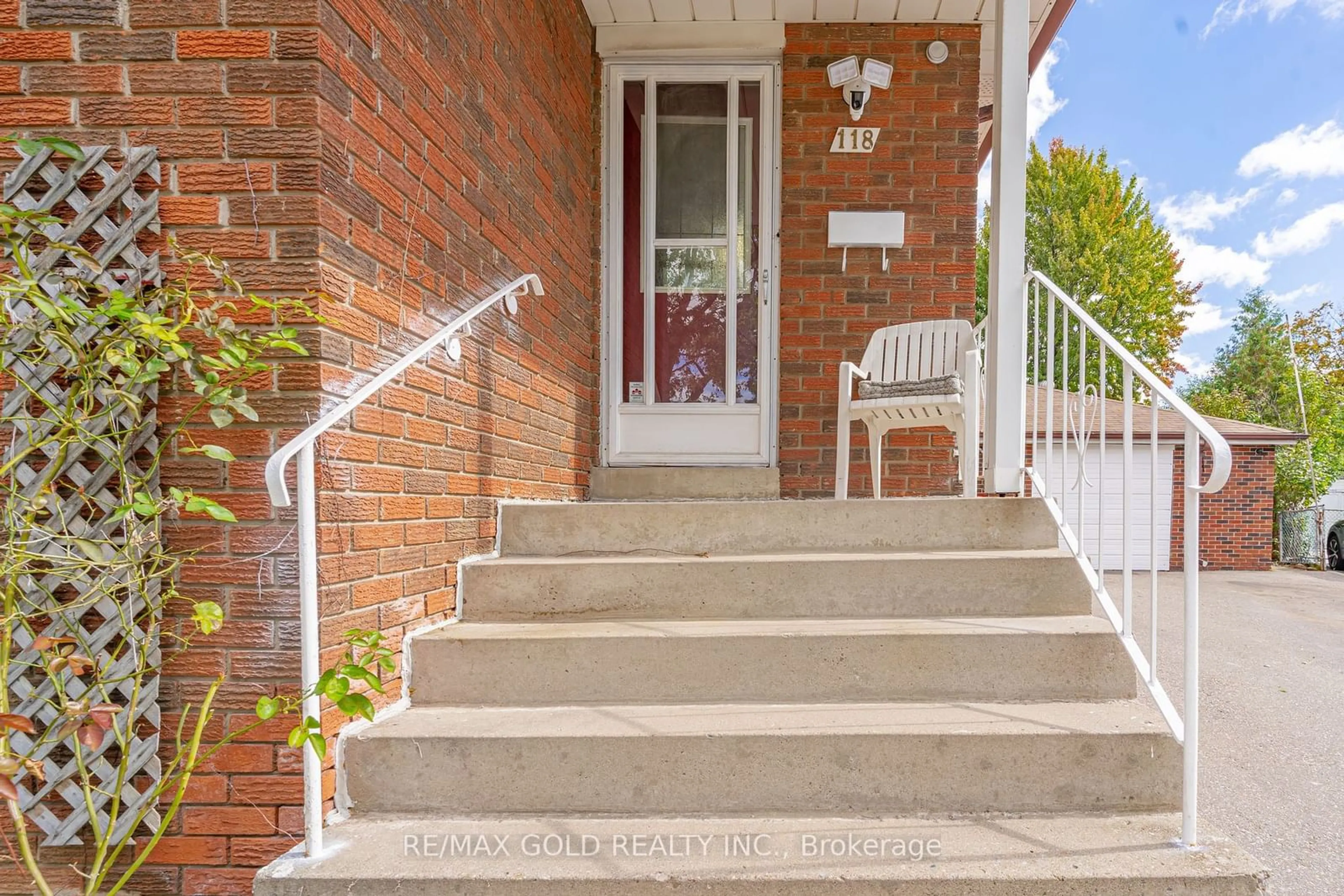 Stairs for 118 Earnscliffe, Brampton Ontario L6T 2B5