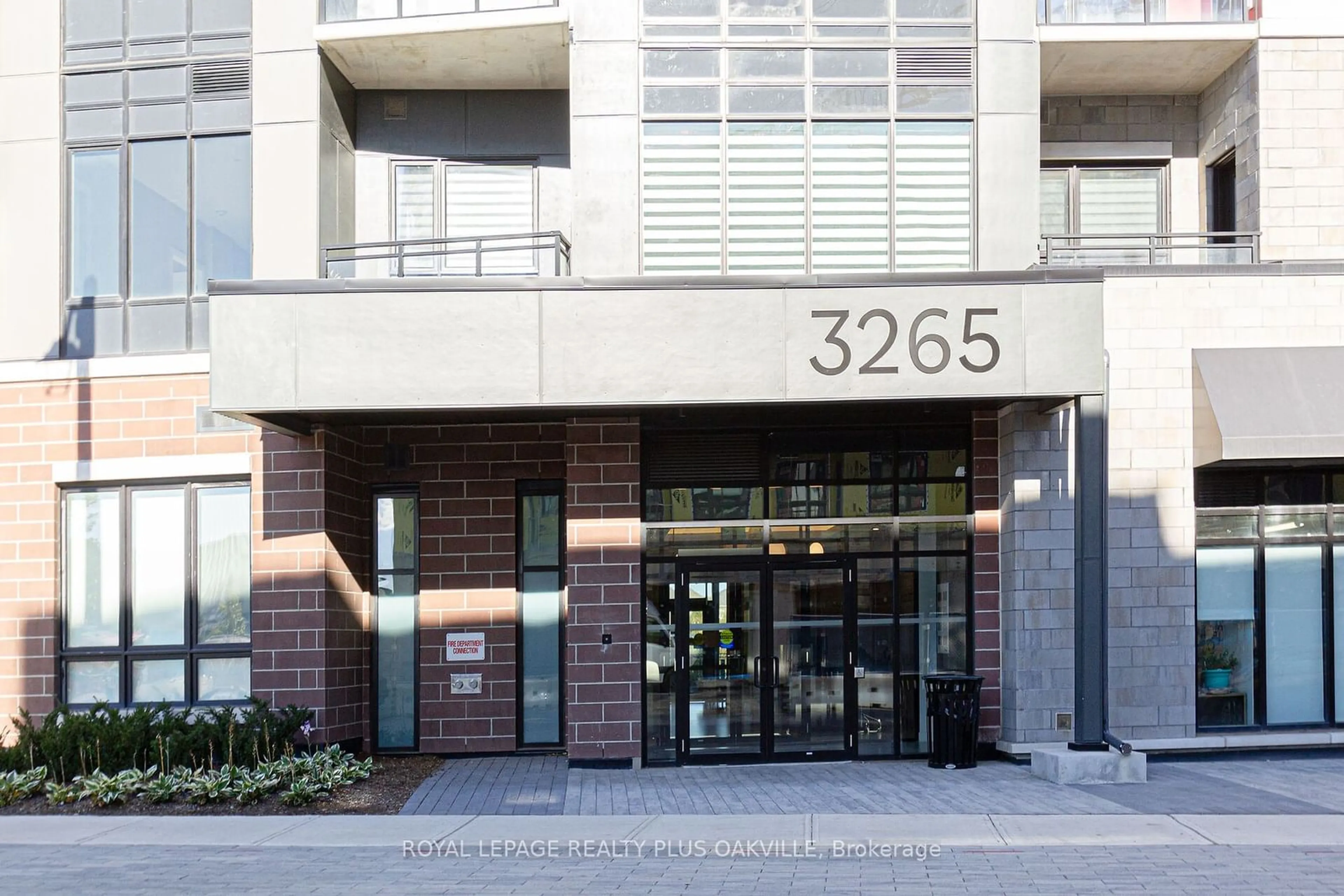 Indoor foyer for 3265 Carding Mill Tr #302, Oakville Ontario L6M 0W6