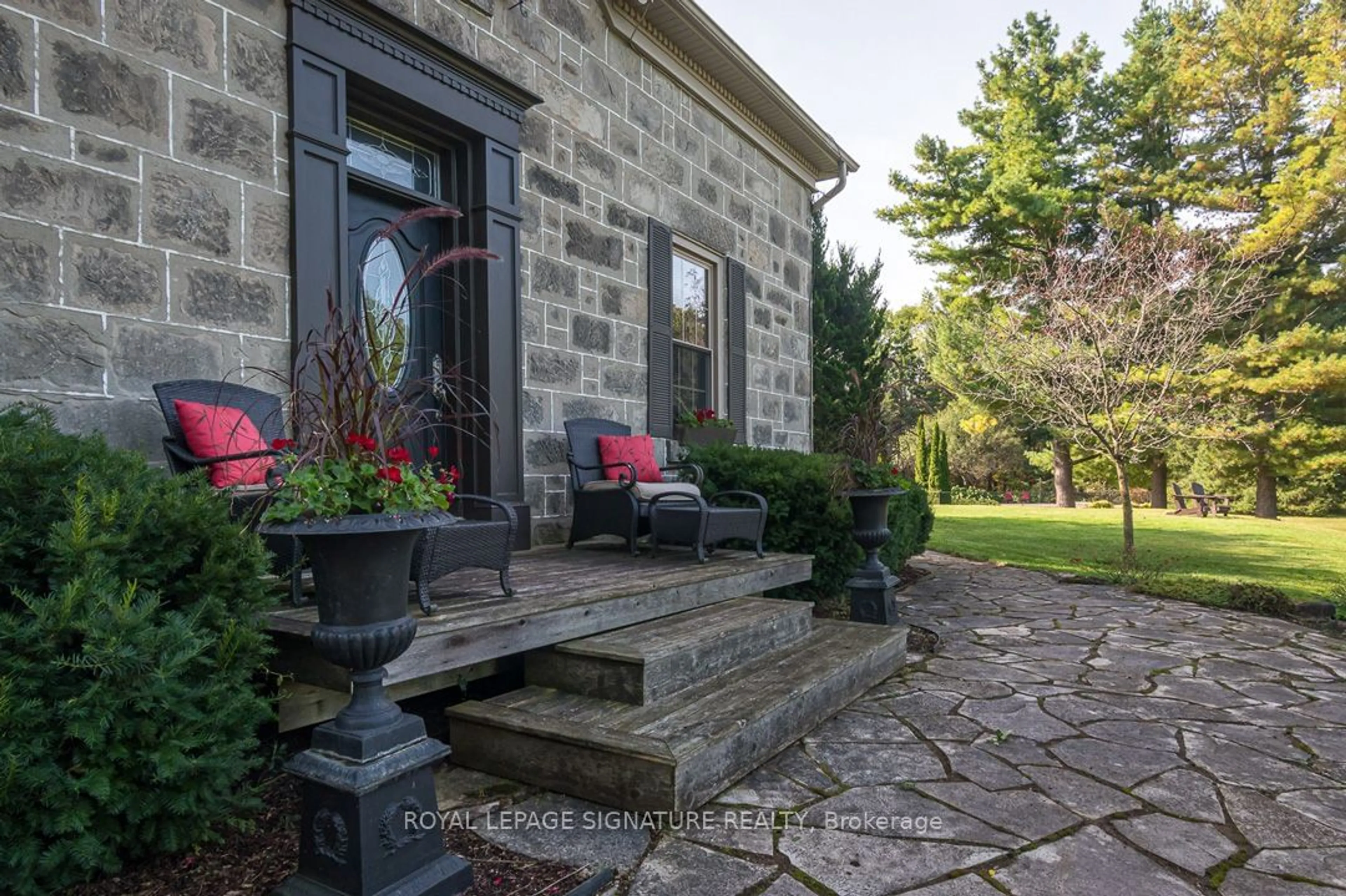 Patio, cottage for 8268 Canyon Rd, Milton Ontario L0P 1B0