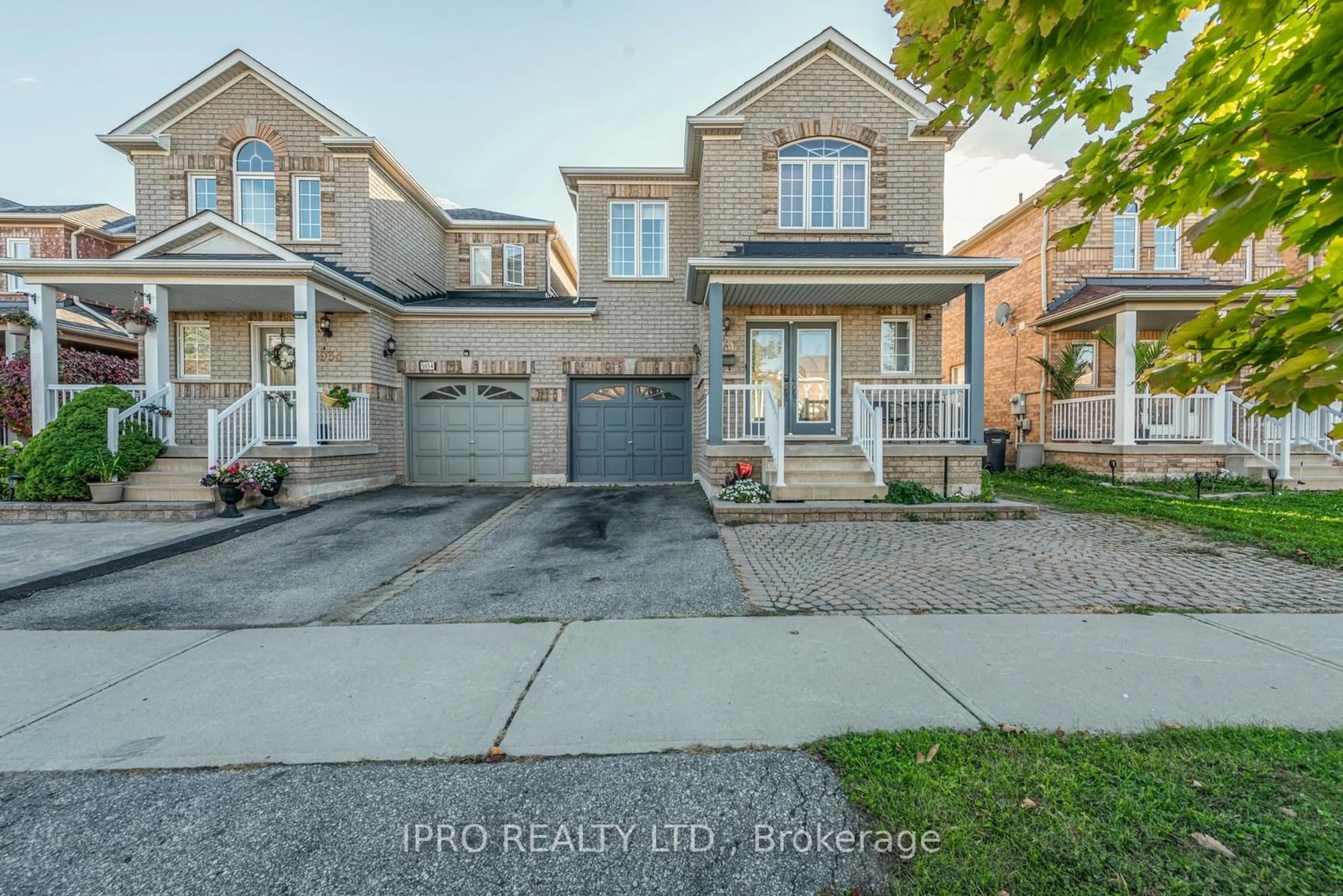 A pic from exterior of the house or condo, the street view for 5936 Delle Donne Dr, Mississauga Ontario L5M 7A3