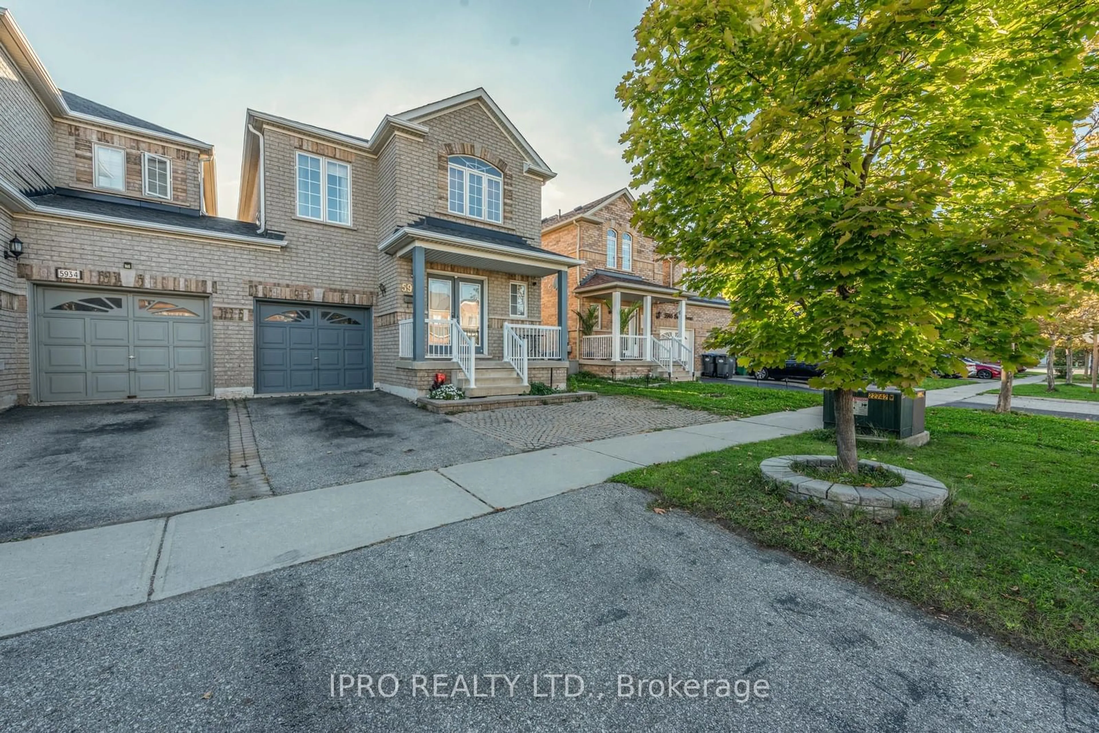 A pic from exterior of the house or condo, the street view for 5936 Delle Donne Dr, Mississauga Ontario L5M 7A3