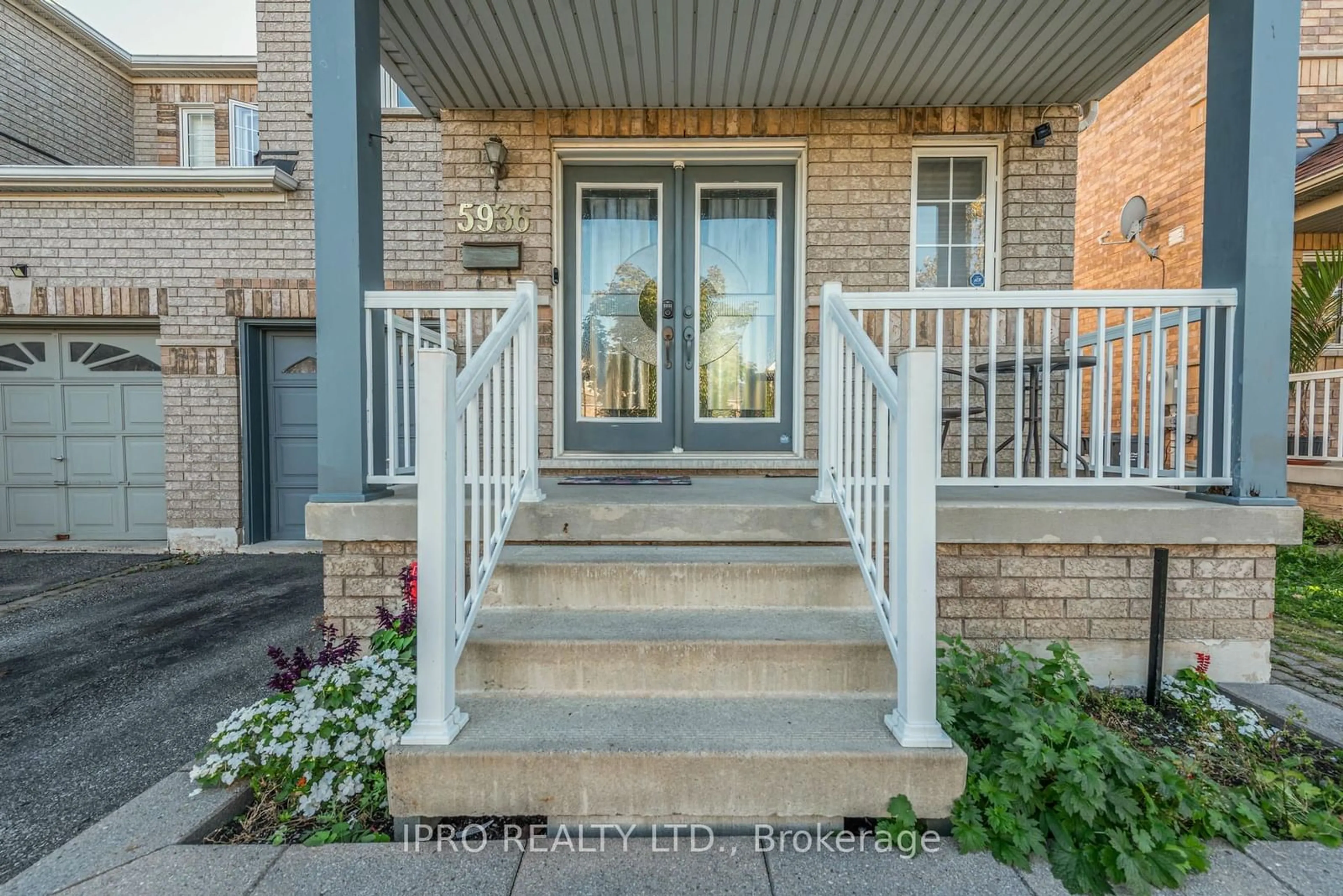 Indoor entryway, wood floors for 5936 Delle Donne Dr, Mississauga Ontario L5M 7A3