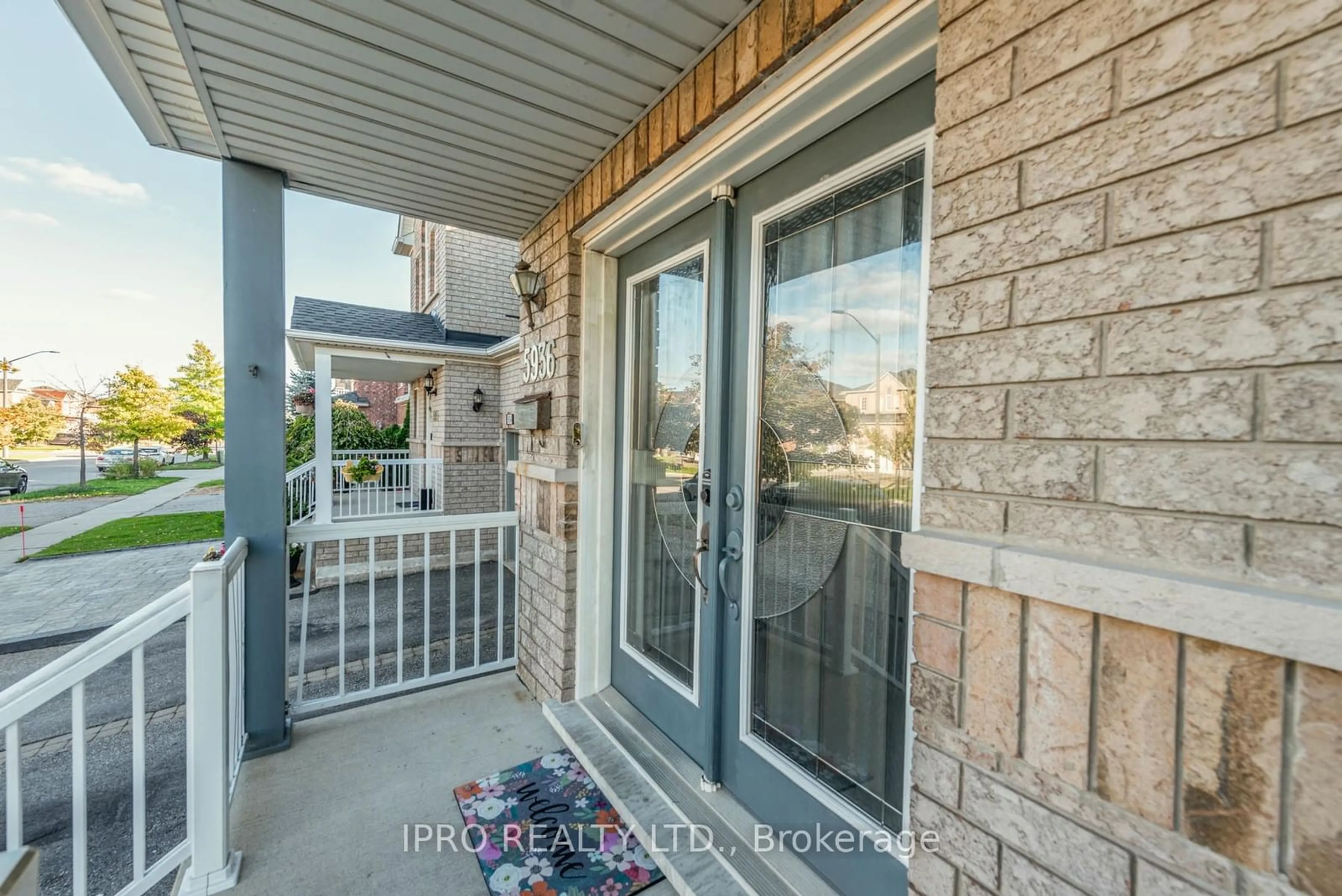 Indoor entryway, cement floor for 5936 Delle Donne Dr, Mississauga Ontario L5M 7A3