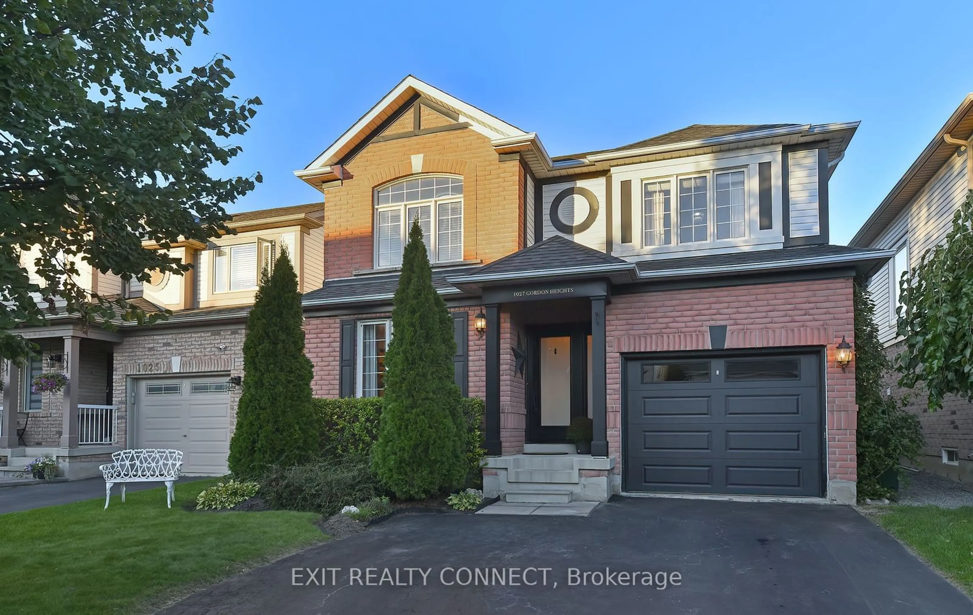 Frontside or backside of a home, the street view for 1027 Gordon Hts, Milton Ontario L9T 5S9