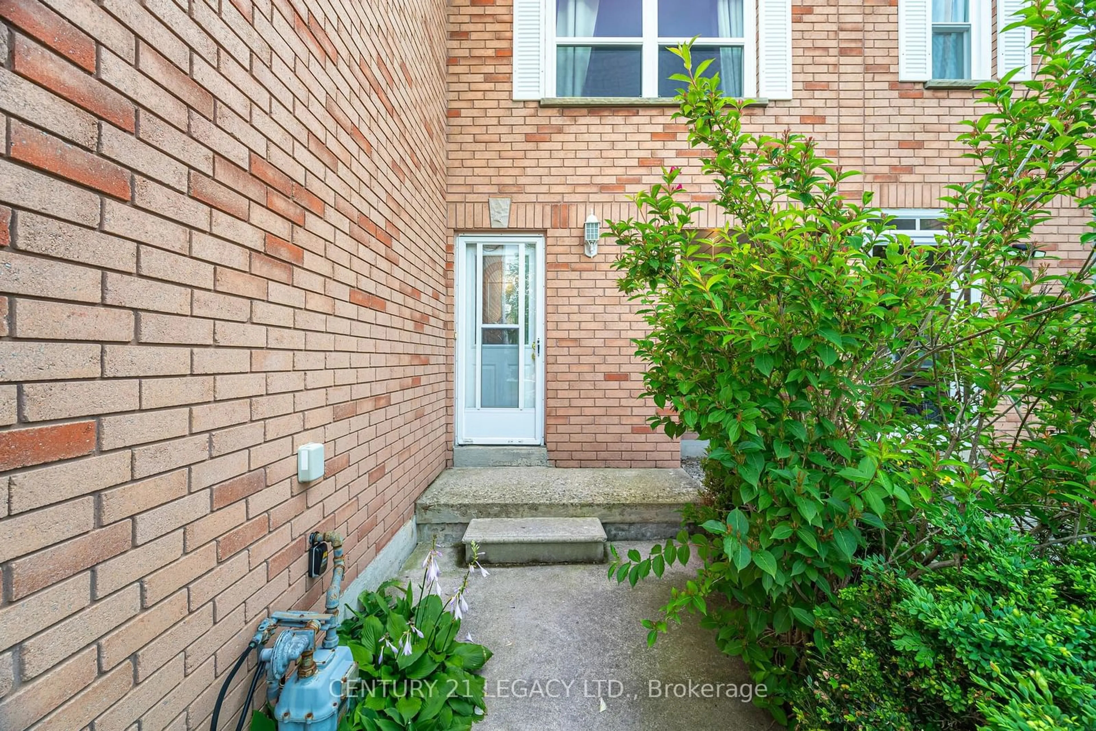 A pic from exterior of the house or condo, the street view for 89 Cutters Cres, Brampton Ontario L6Y 4M2