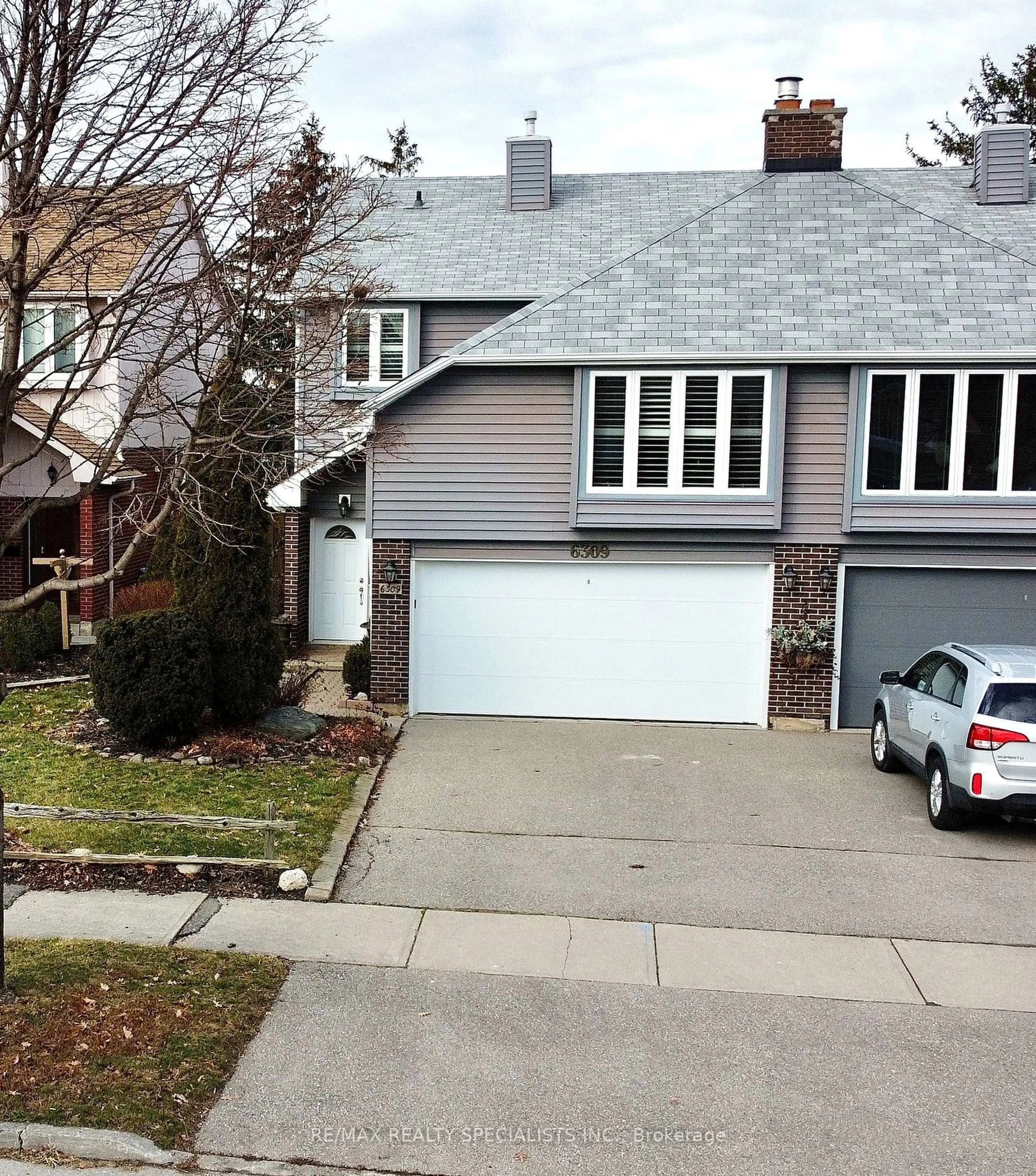 Frontside or backside of a home, the street view for 6309 Starfield Cres, Mississauga Ontario L5N 1X3