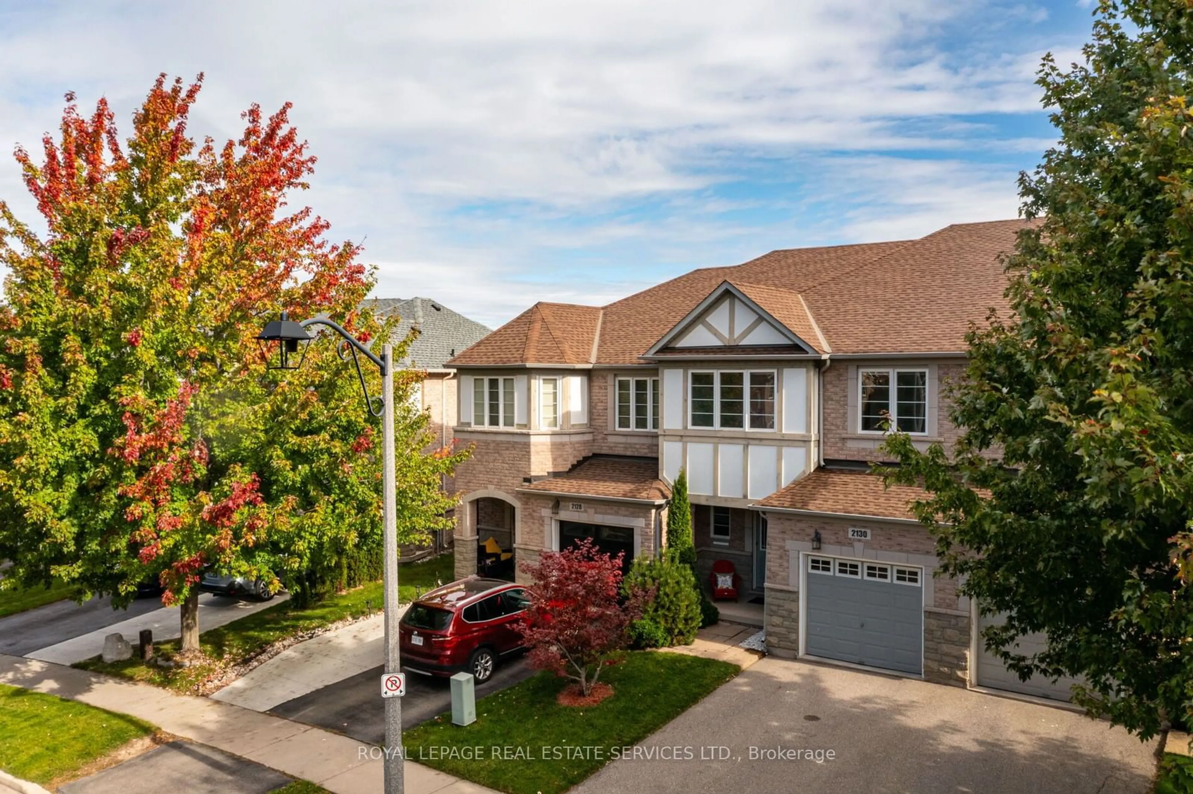 A pic from exterior of the house or condo, the street view for 2130 Emily Circ, Oakville Ontario L6M 0E6