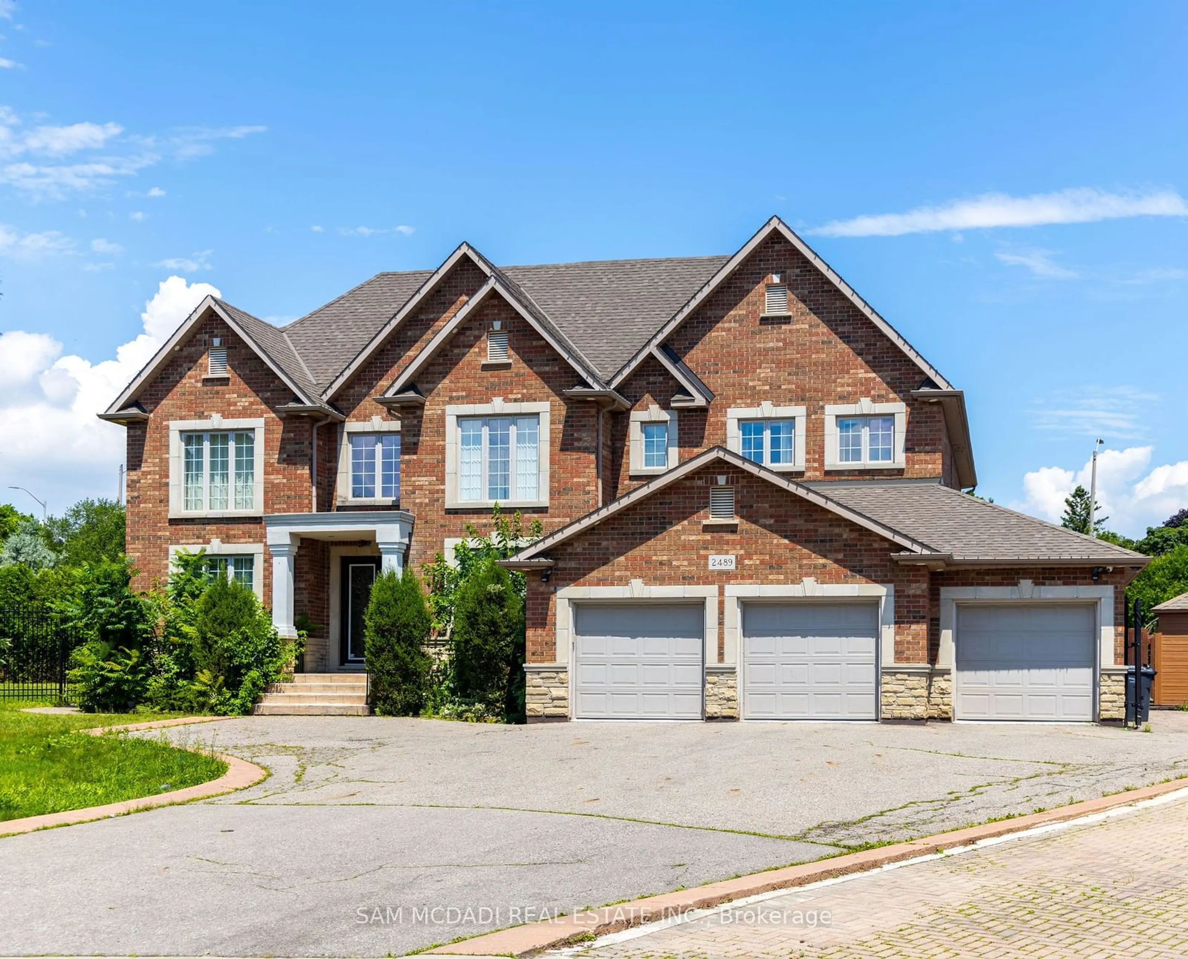 Home with brick exterior material for 2489 Olinda Crt, Mississauga Ontario L5C 4P5