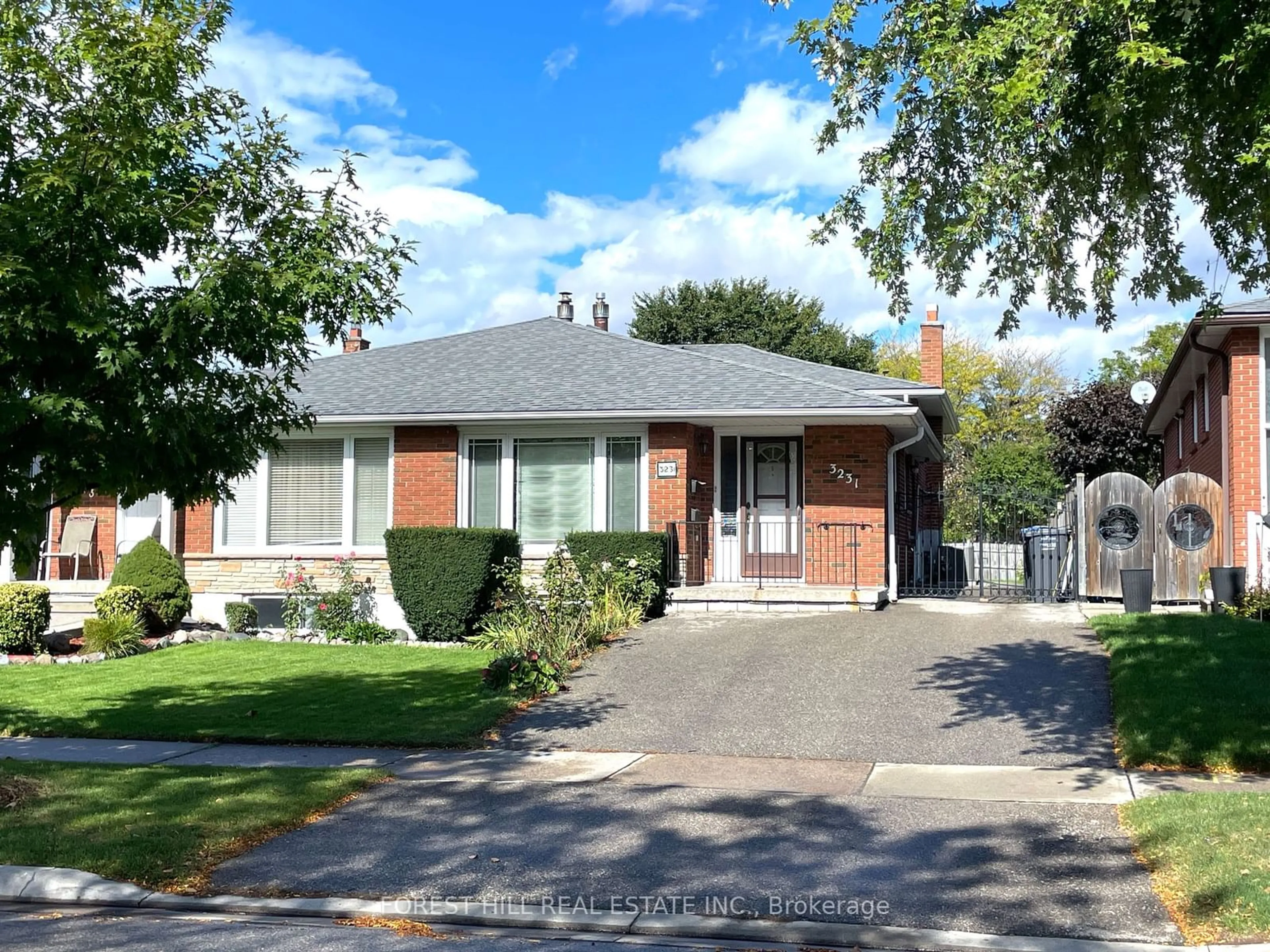 Frontside or backside of a home, the street view for 3231 Trisha Downs, Mississauga Ontario L5A 2A6