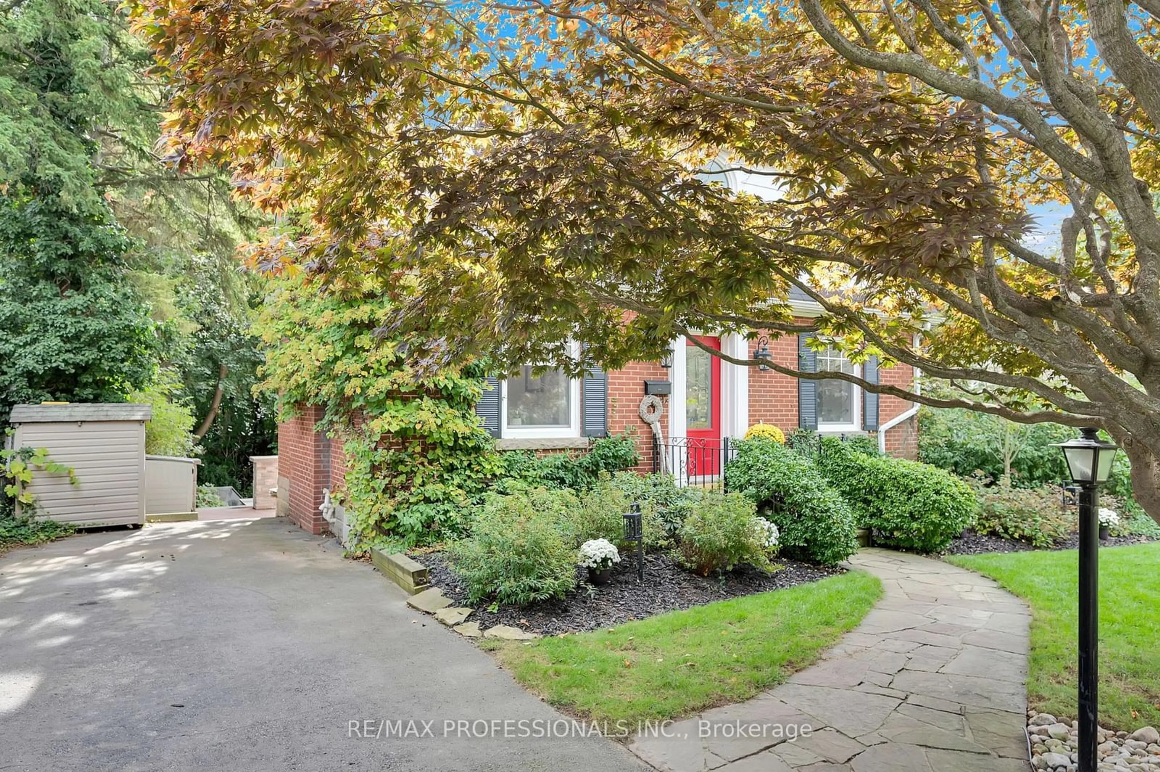 A pic from exterior of the house or condo, the street view for 80 Townsend Ave, Burlington Ontario L7T 1Y7