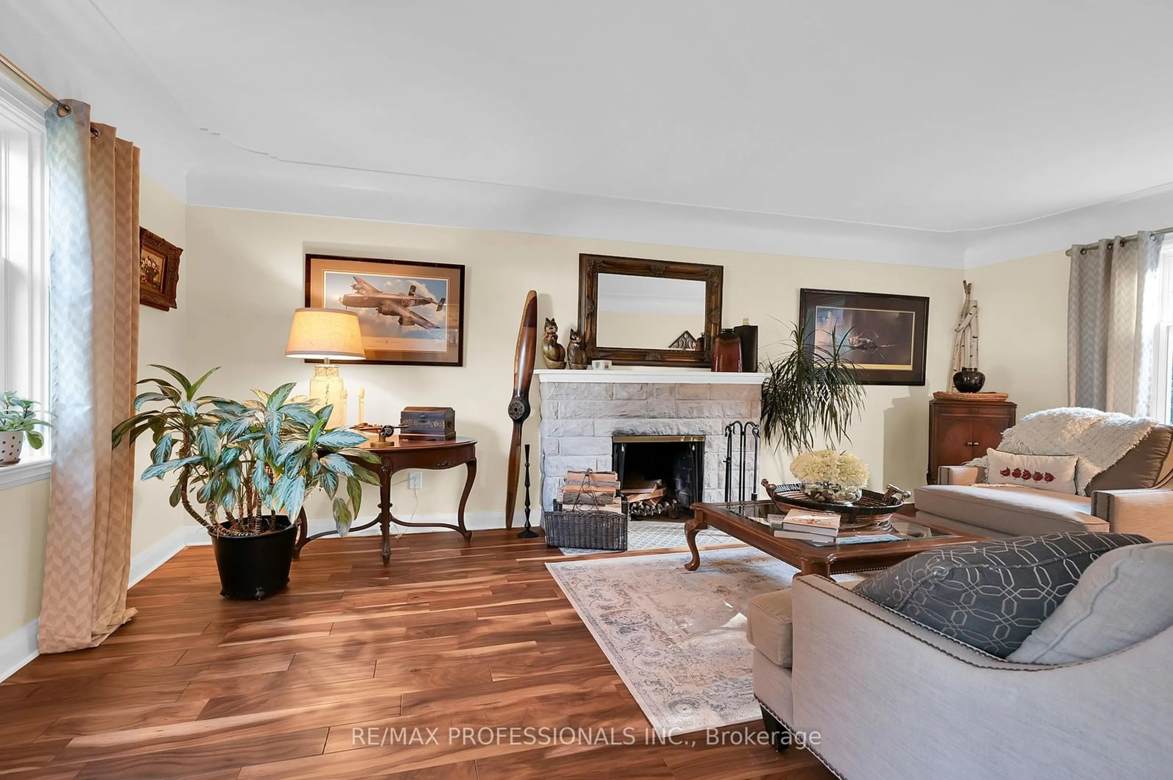 Living room, wood floors for 80 Townsend Ave, Burlington Ontario L7T 1Y7