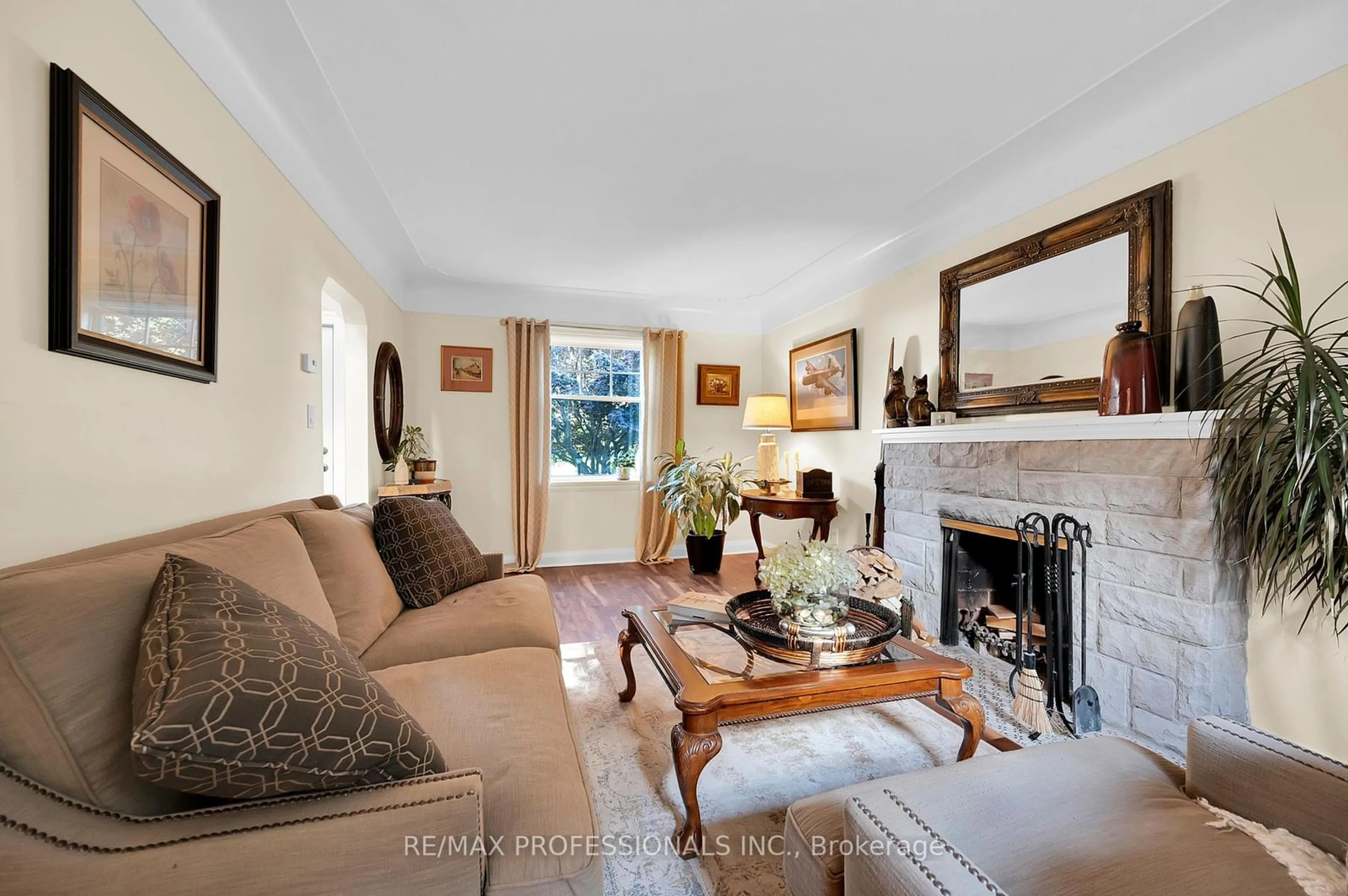 Living room, wood floors for 80 Townsend Ave, Burlington Ontario L7T 1Y7