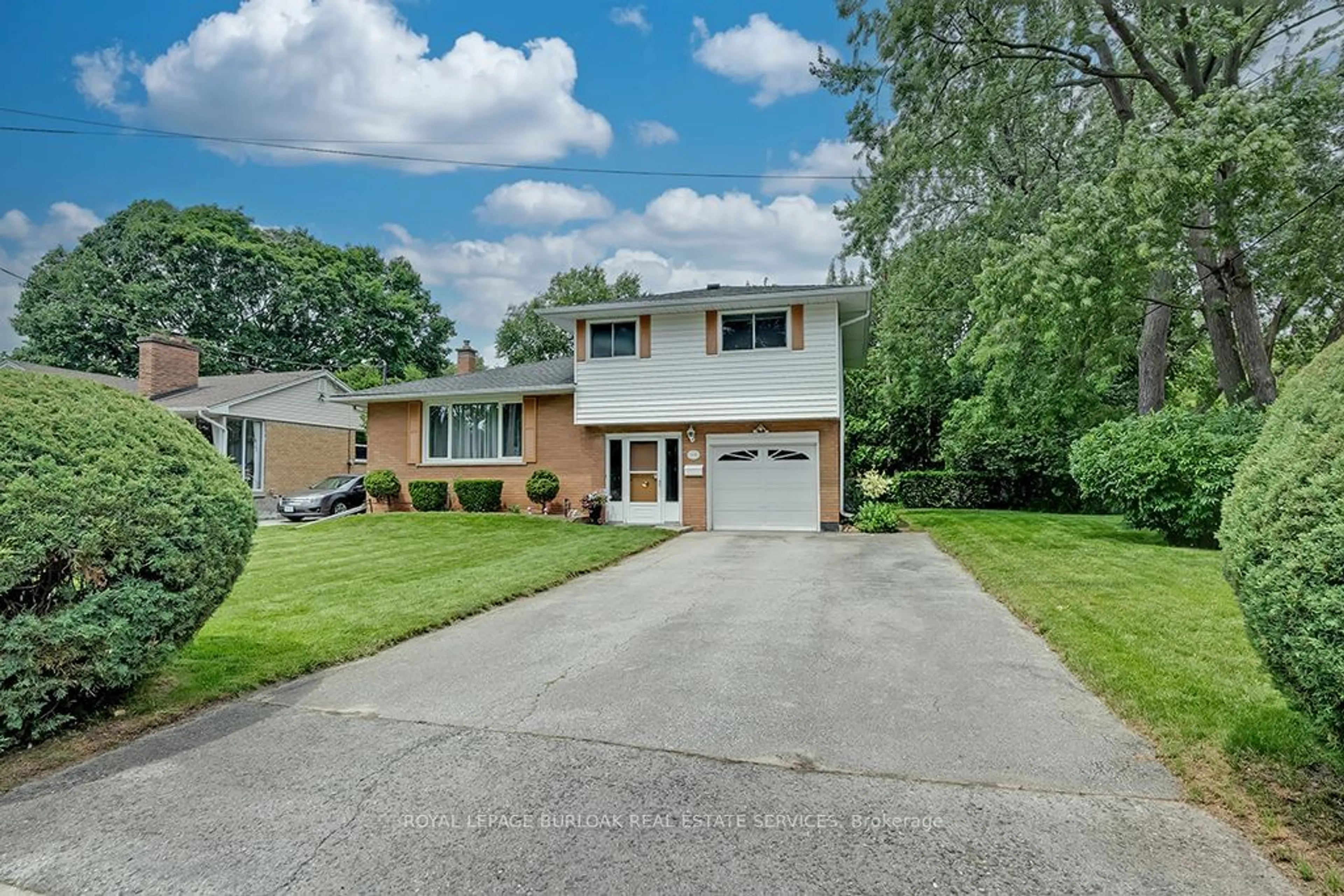 A pic from exterior of the house or condo, the street view for 368 East Side Cres, Burlington Ontario L7R 3G9