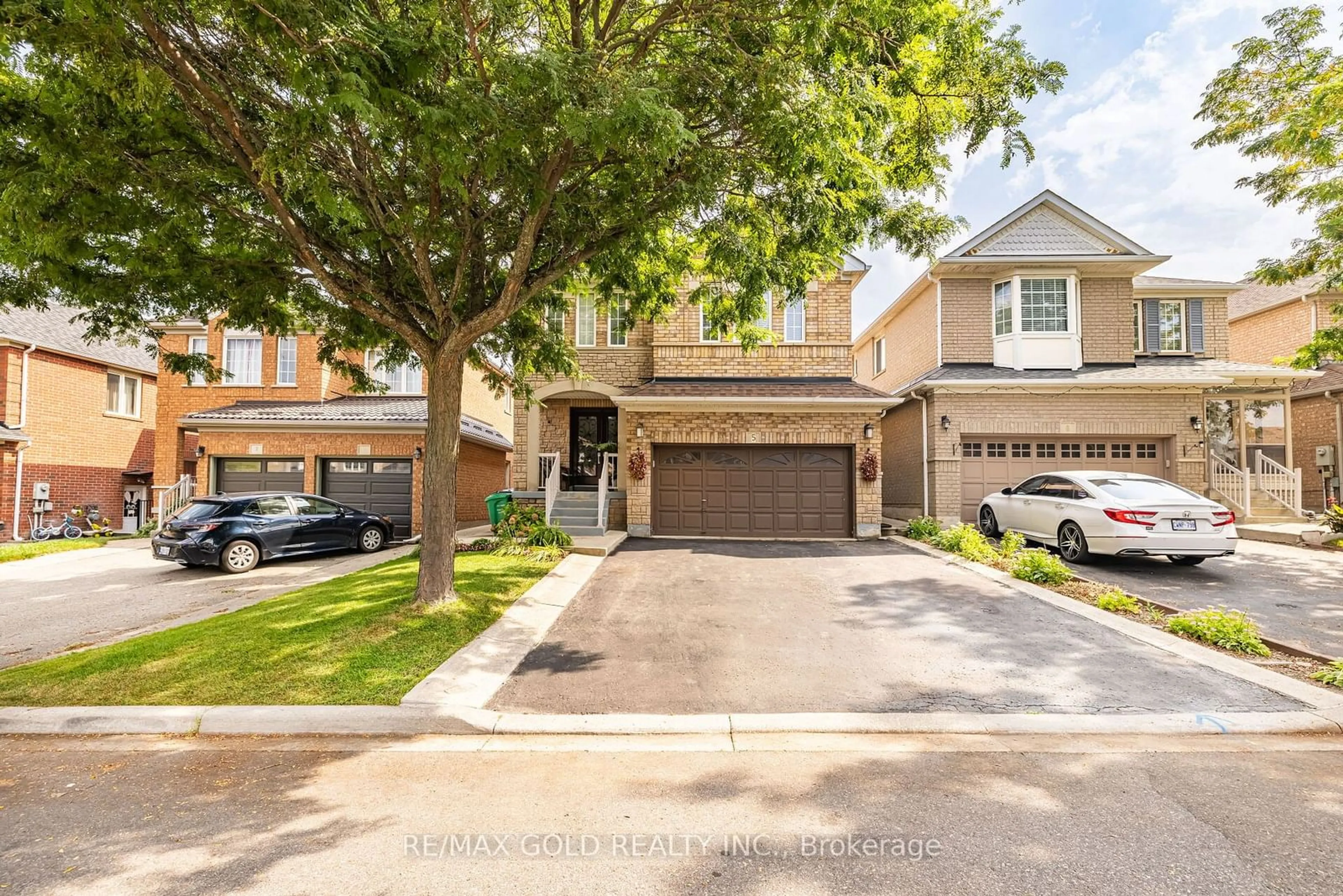 A pic from exterior of the house or condo, the street view for 5 Shady Oak Lane, Brampton Ontario L6R 2Z2