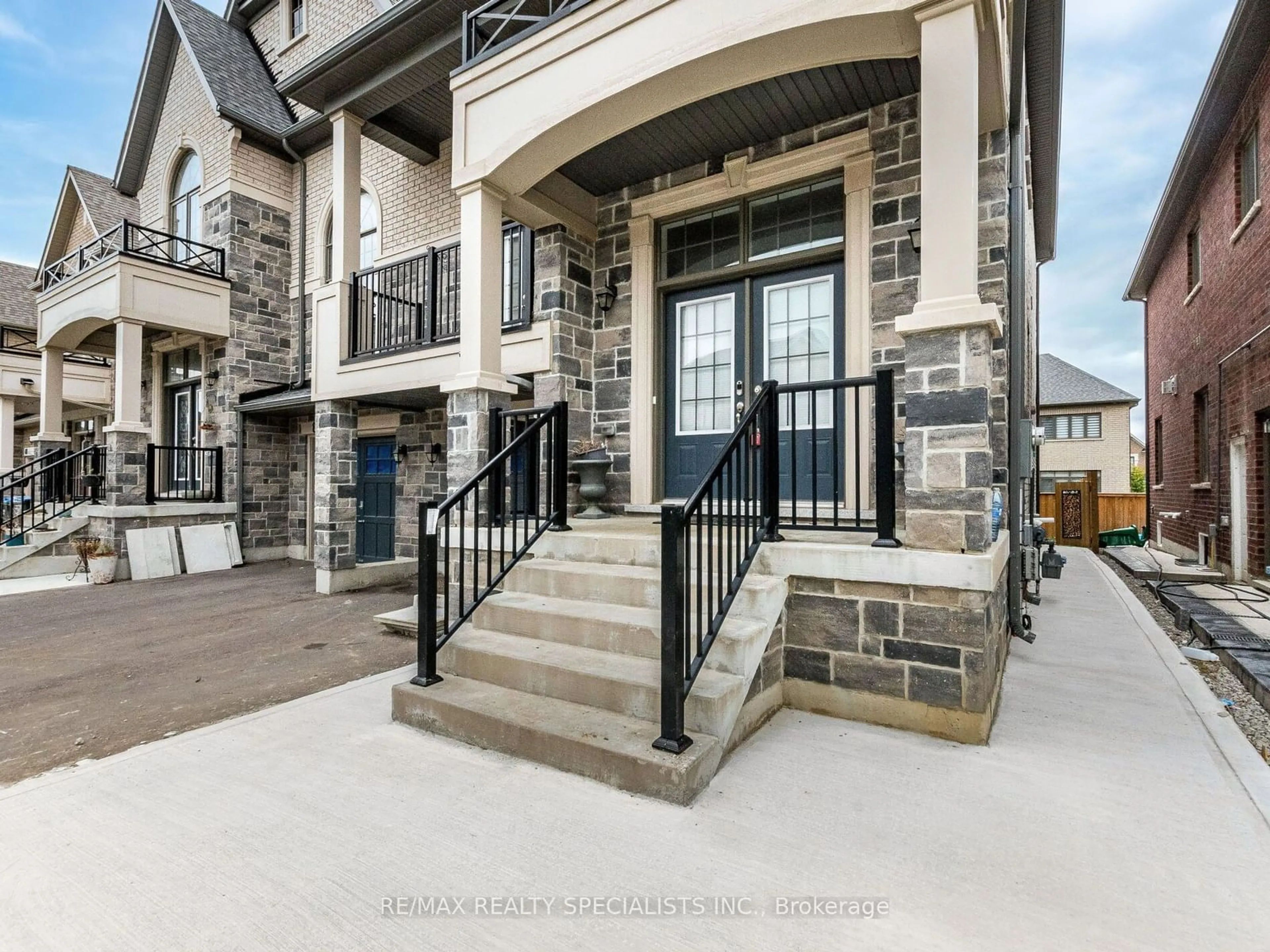 Indoor entryway, cement floor for 87 Dolobram Tr, Brampton Ontario L7A 4Y4