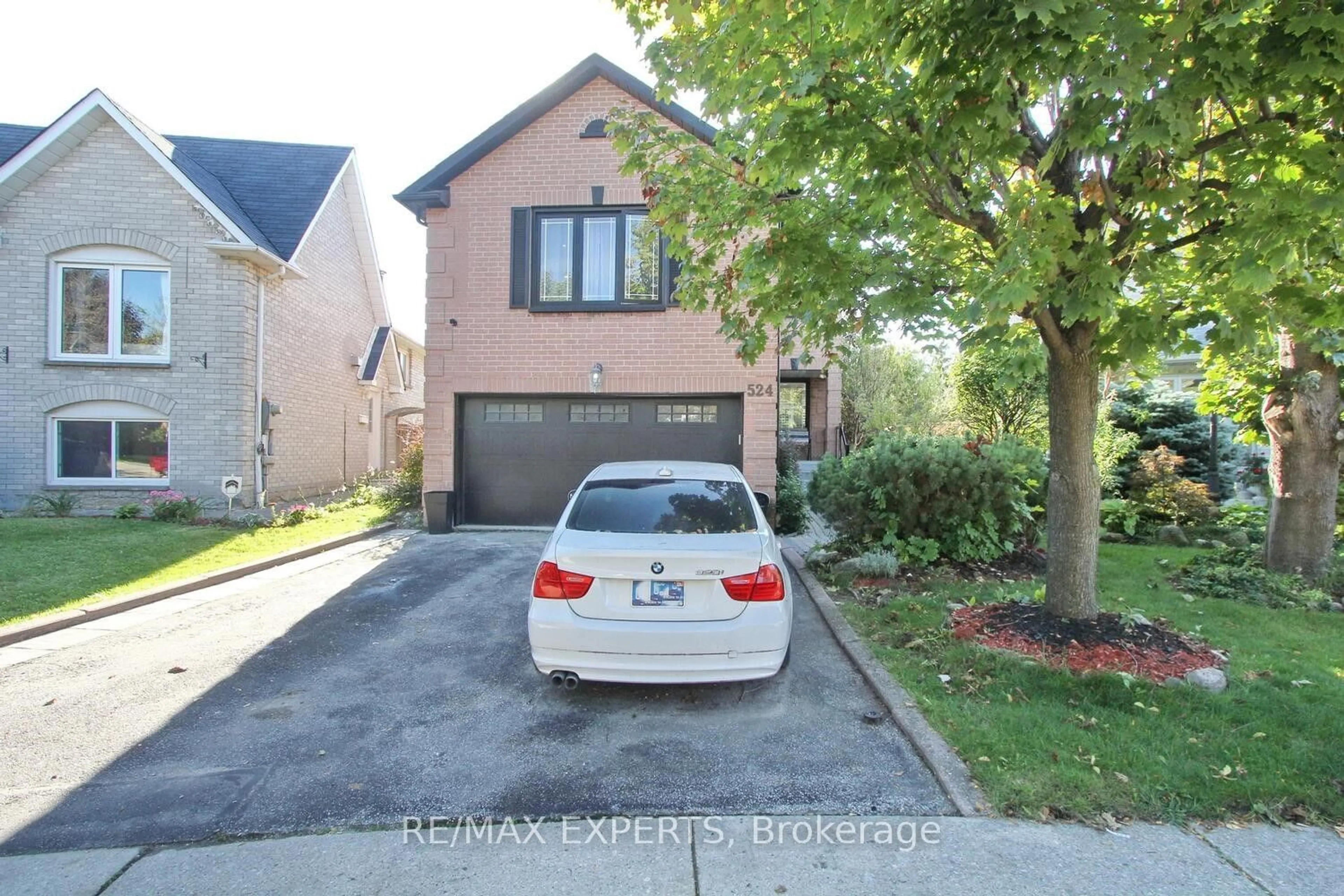 A pic from exterior of the house or condo, the street view for 524 Luzon Cres, Mississauga Ontario L5B 3W9