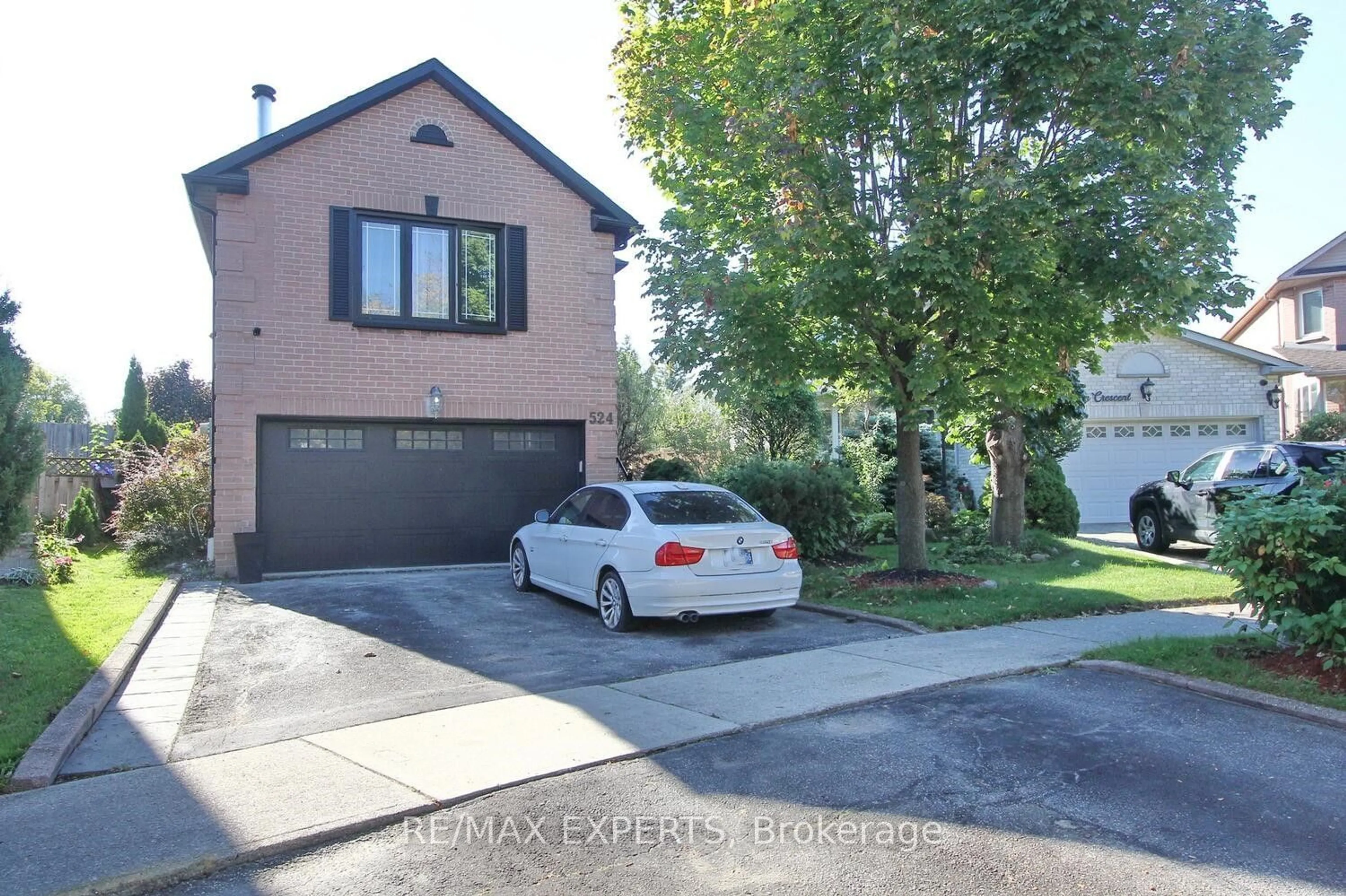 Frontside or backside of a home, the street view for 524 Luzon Cres, Mississauga Ontario L5B 3W9