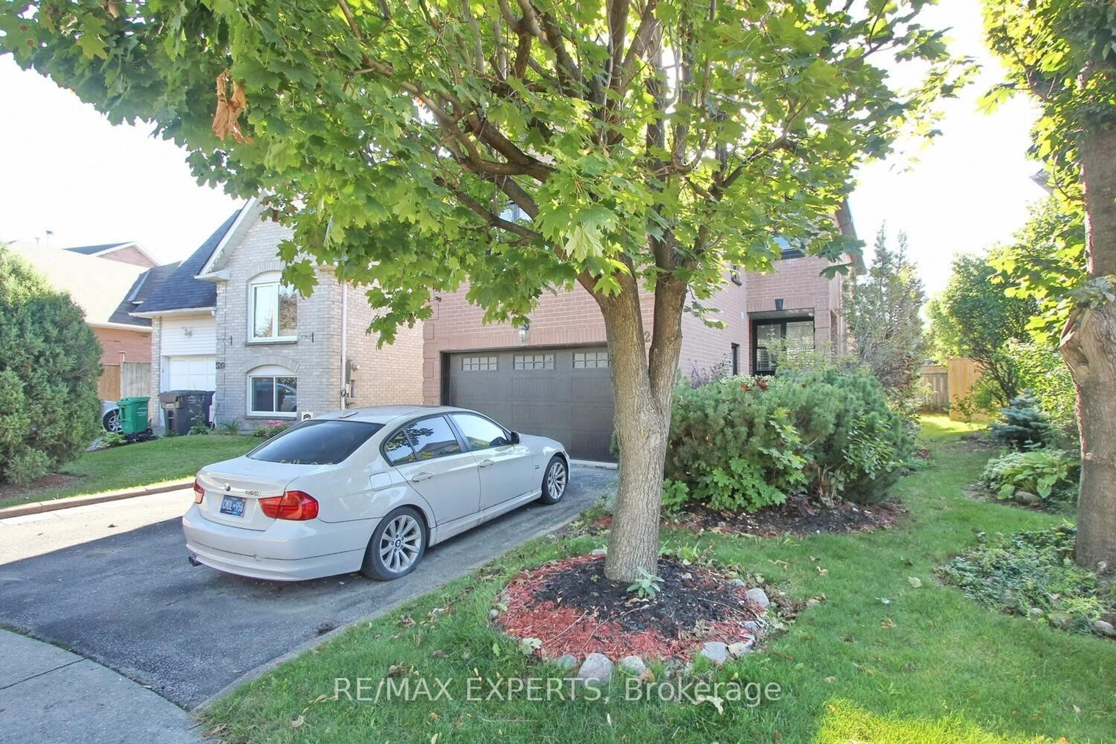 A pic from exterior of the house or condo, the street view for 524 Luzon Cres, Mississauga Ontario L5B 3W9