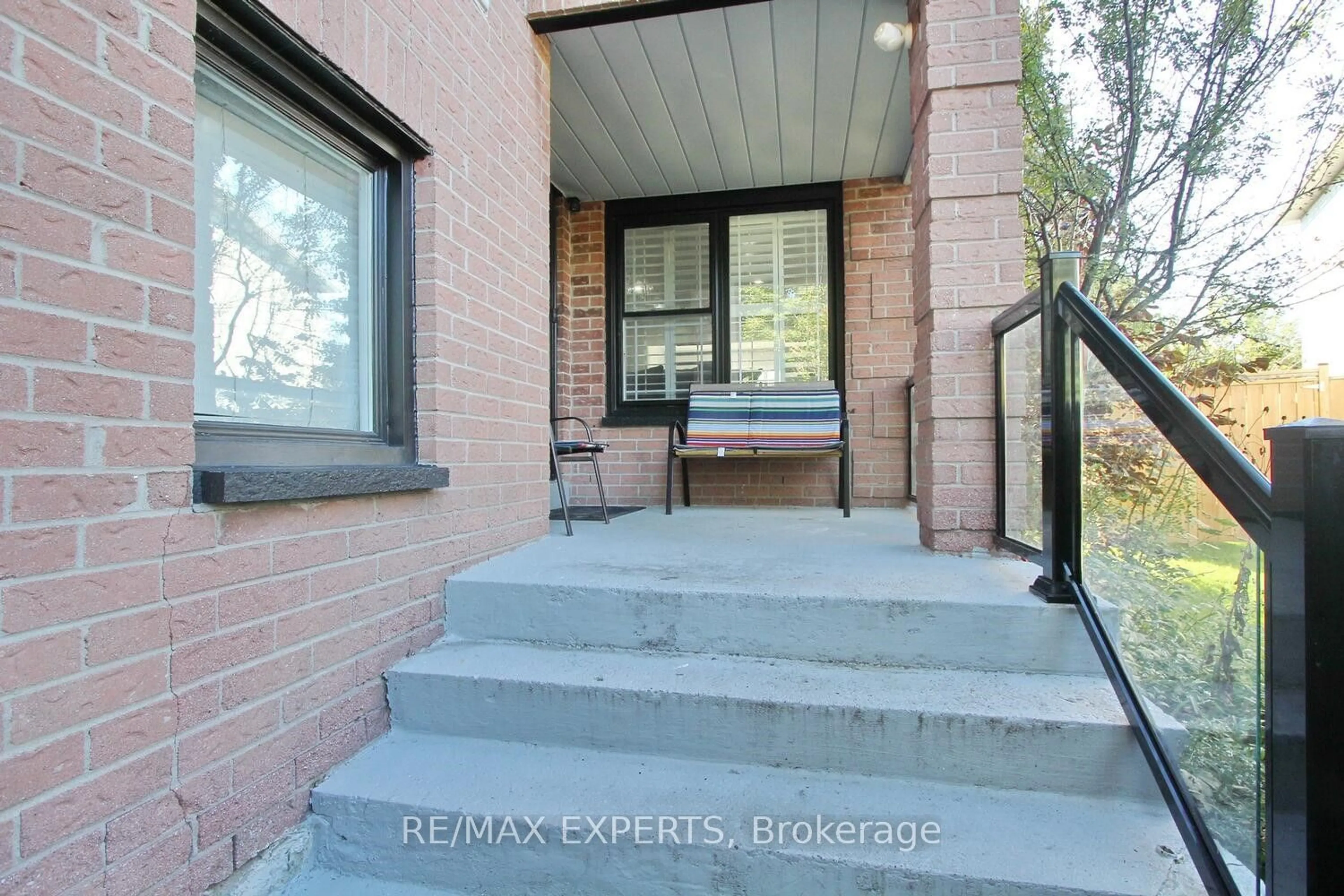 Indoor entryway, wood floors for 524 Luzon Cres, Mississauga Ontario L5B 3W9