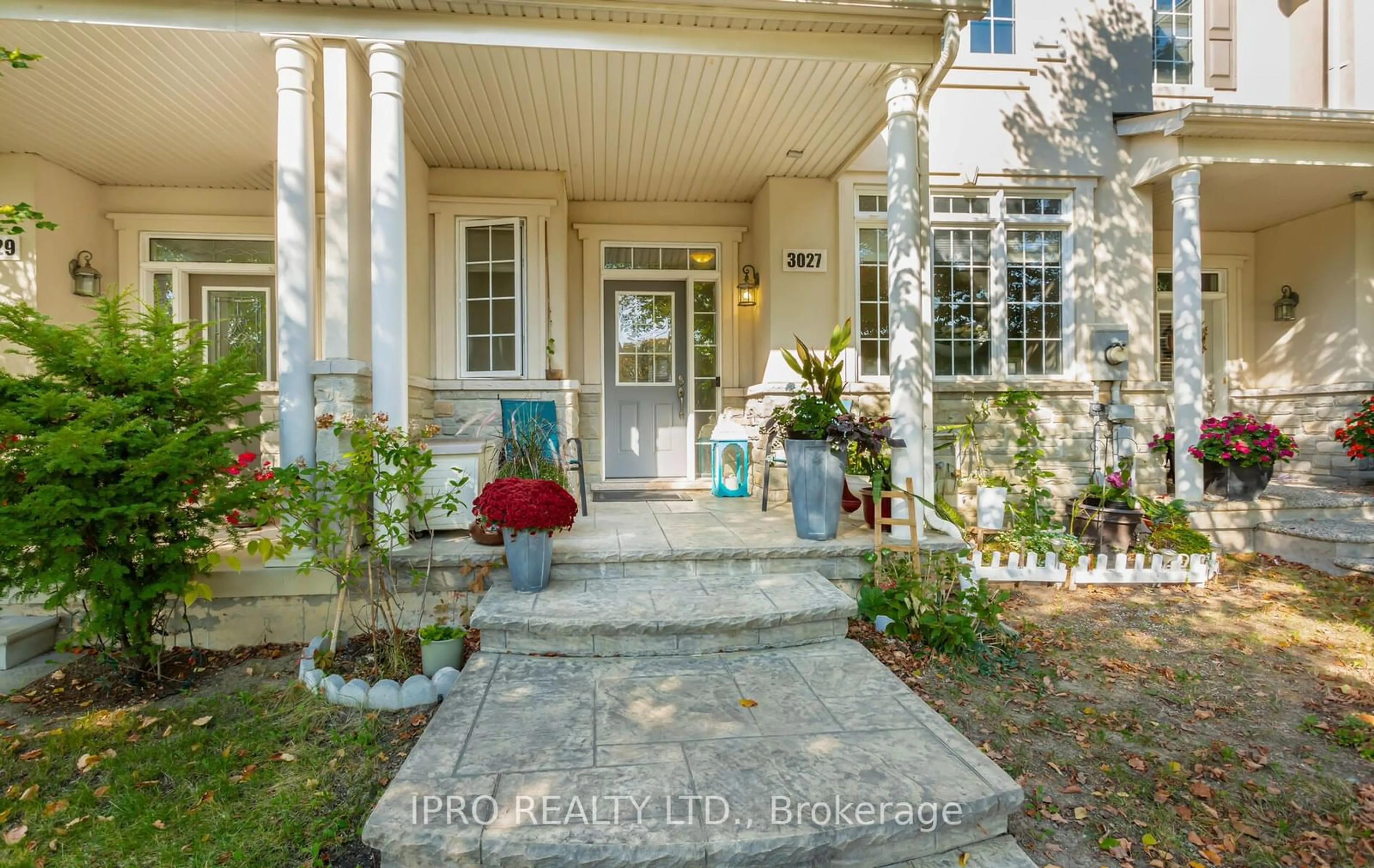 Indoor entryway, wood floors for 3027 Richview Blvd, Oakville Ontario L6M 5C7