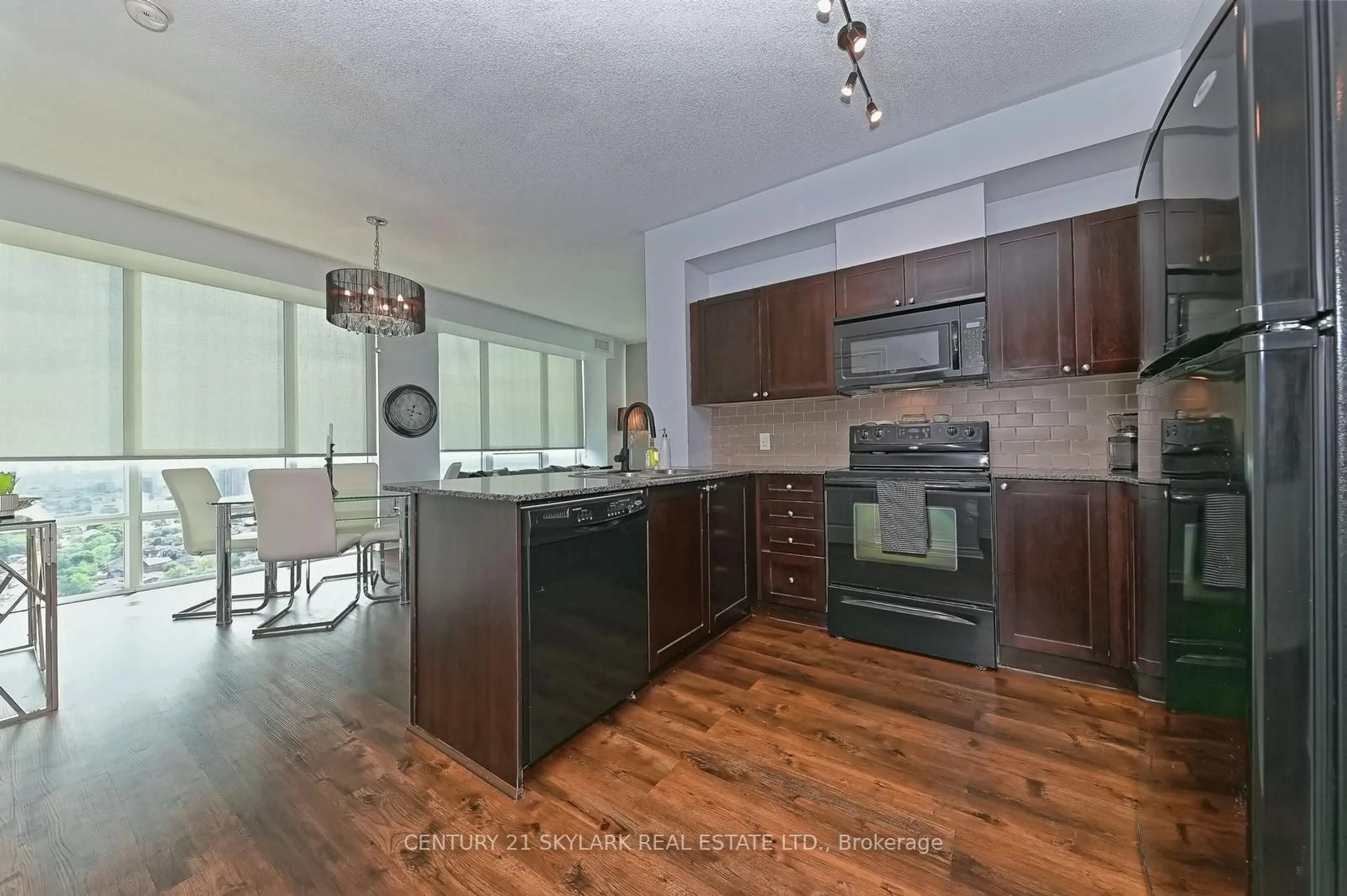 Open concept kitchen for 3525 kariya Dr #2902, Mississauga Ontario L5B 0C2