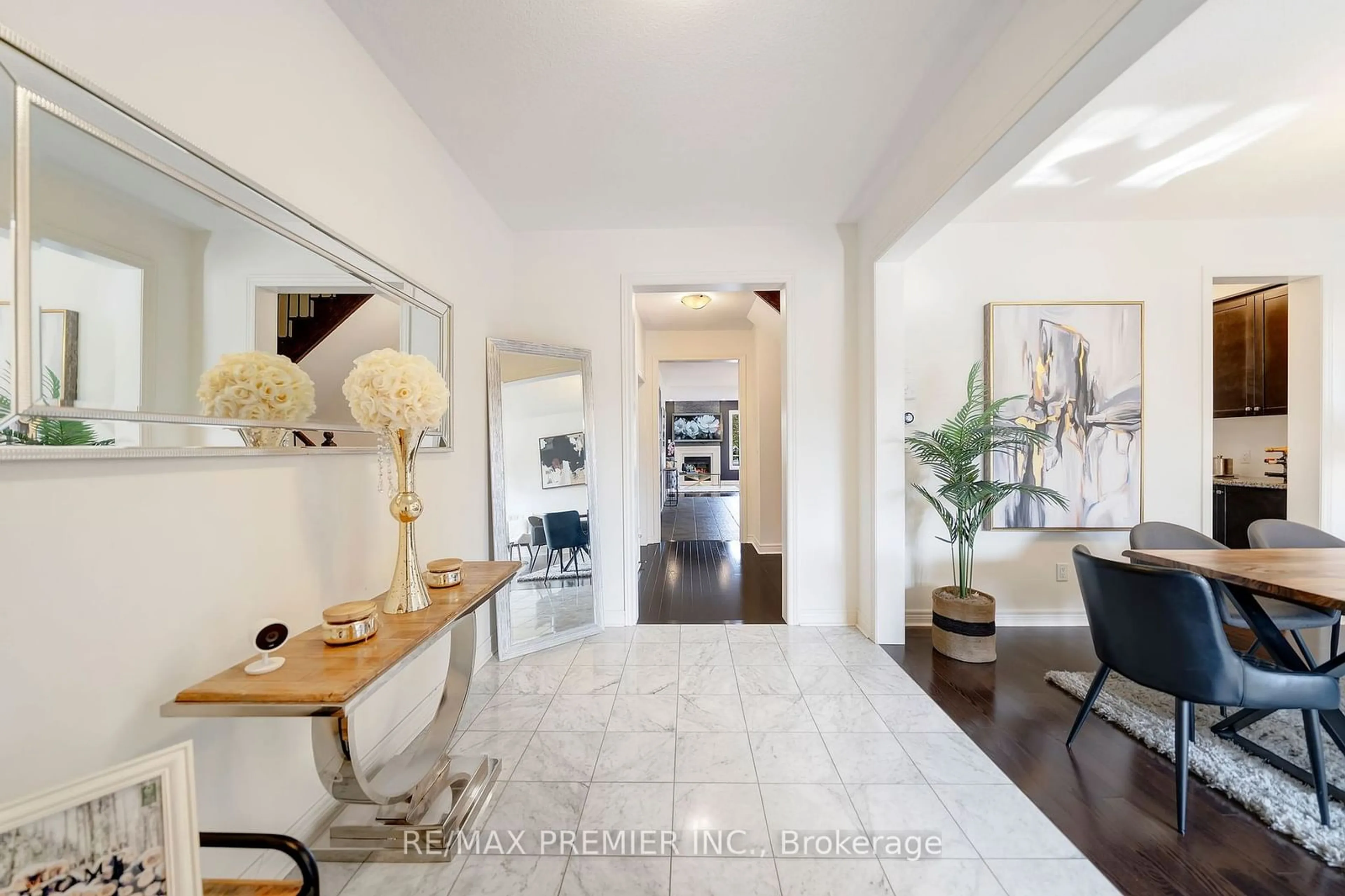 Indoor entryway, wood floors for 19 Billy Crt, Caledon Ontario L7C 3X3