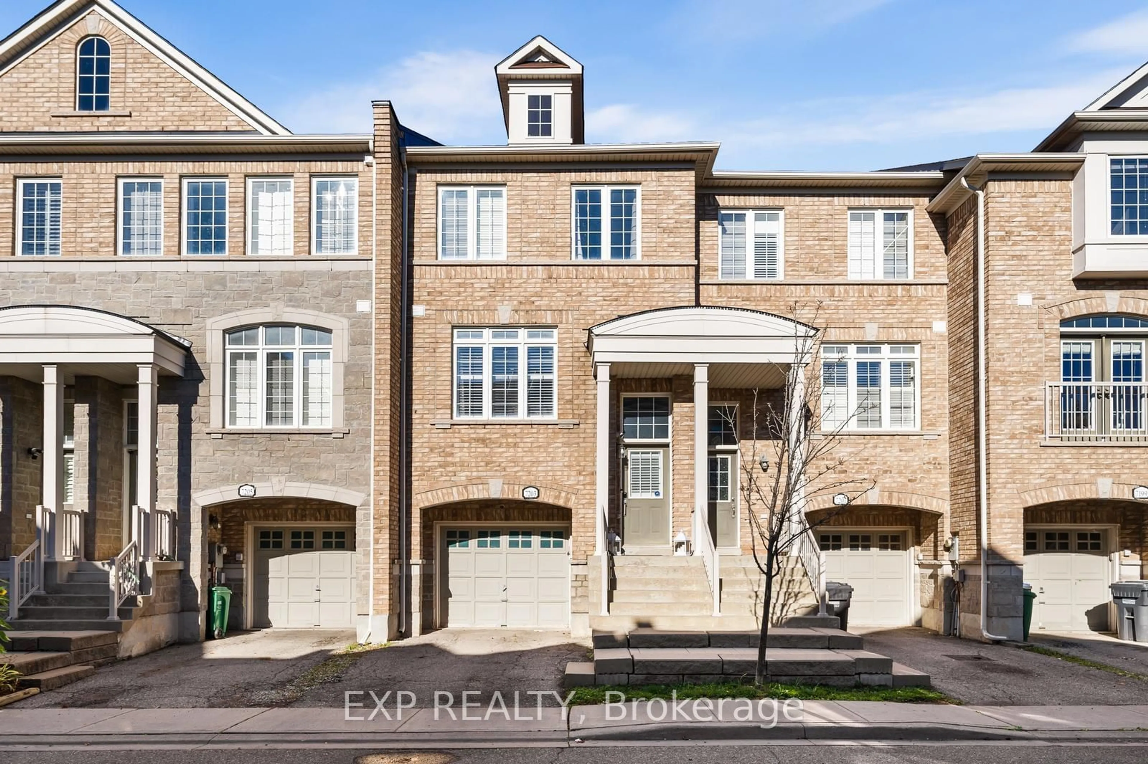 A pic from exterior of the house or condo, the street view for 7203 Triumph Lane #11, Mississauga Ontario L5N 0C5