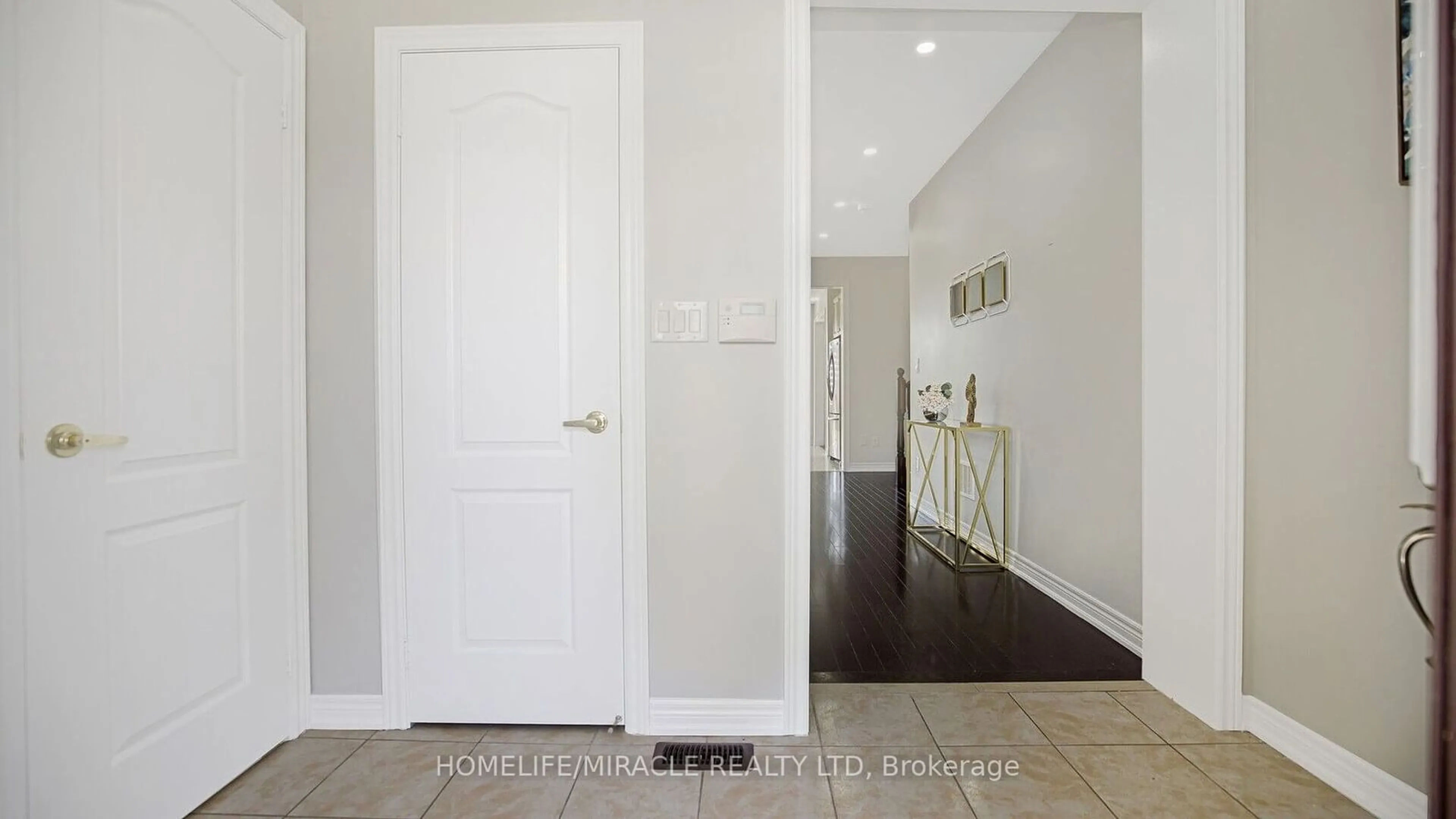 Indoor entryway, wood floors for 58 Masken Circ, Brampton Ontario L7A 4K3