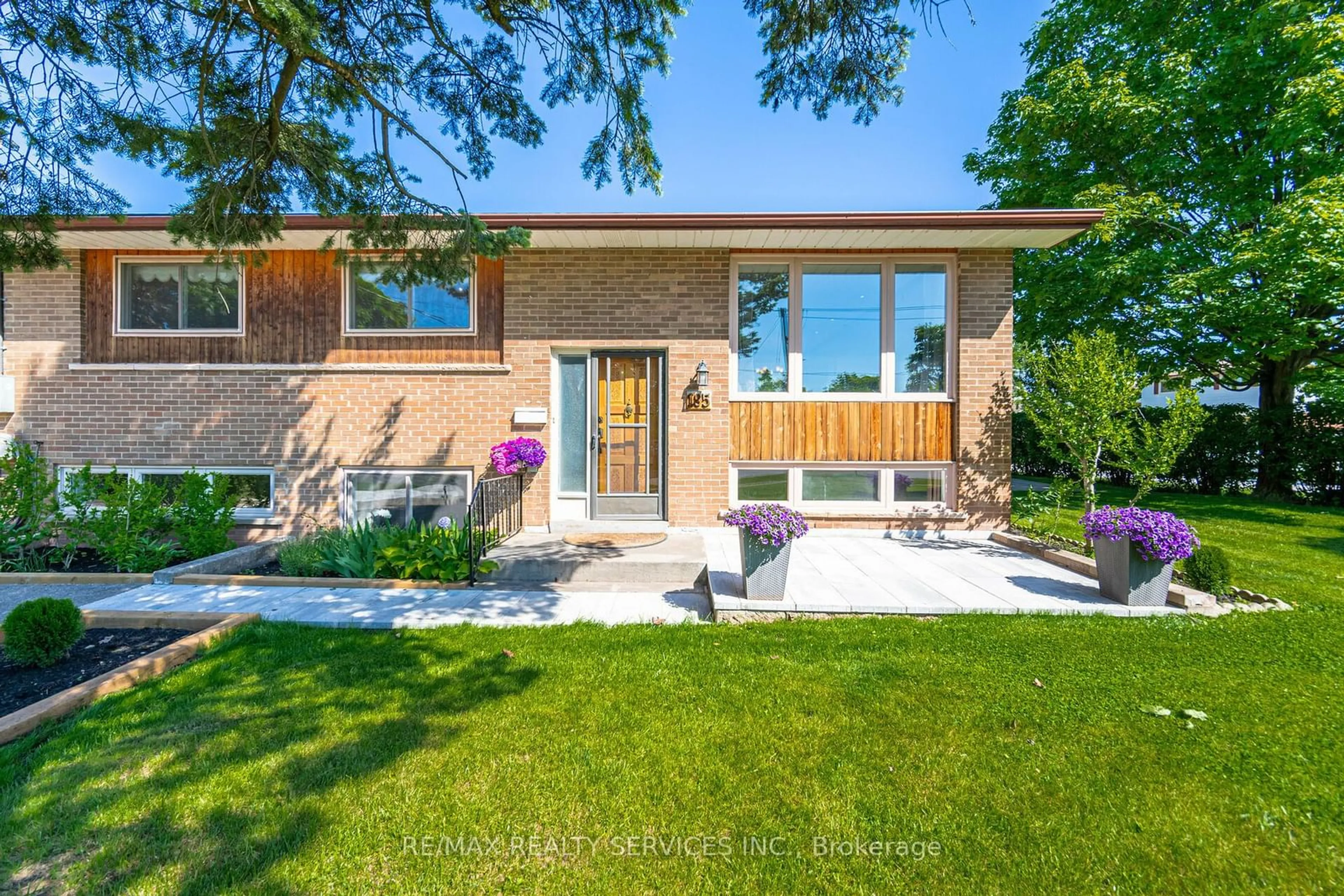 Home with brick exterior material for 195 Elmwood Rd, Oakville Ontario L6K 2A9