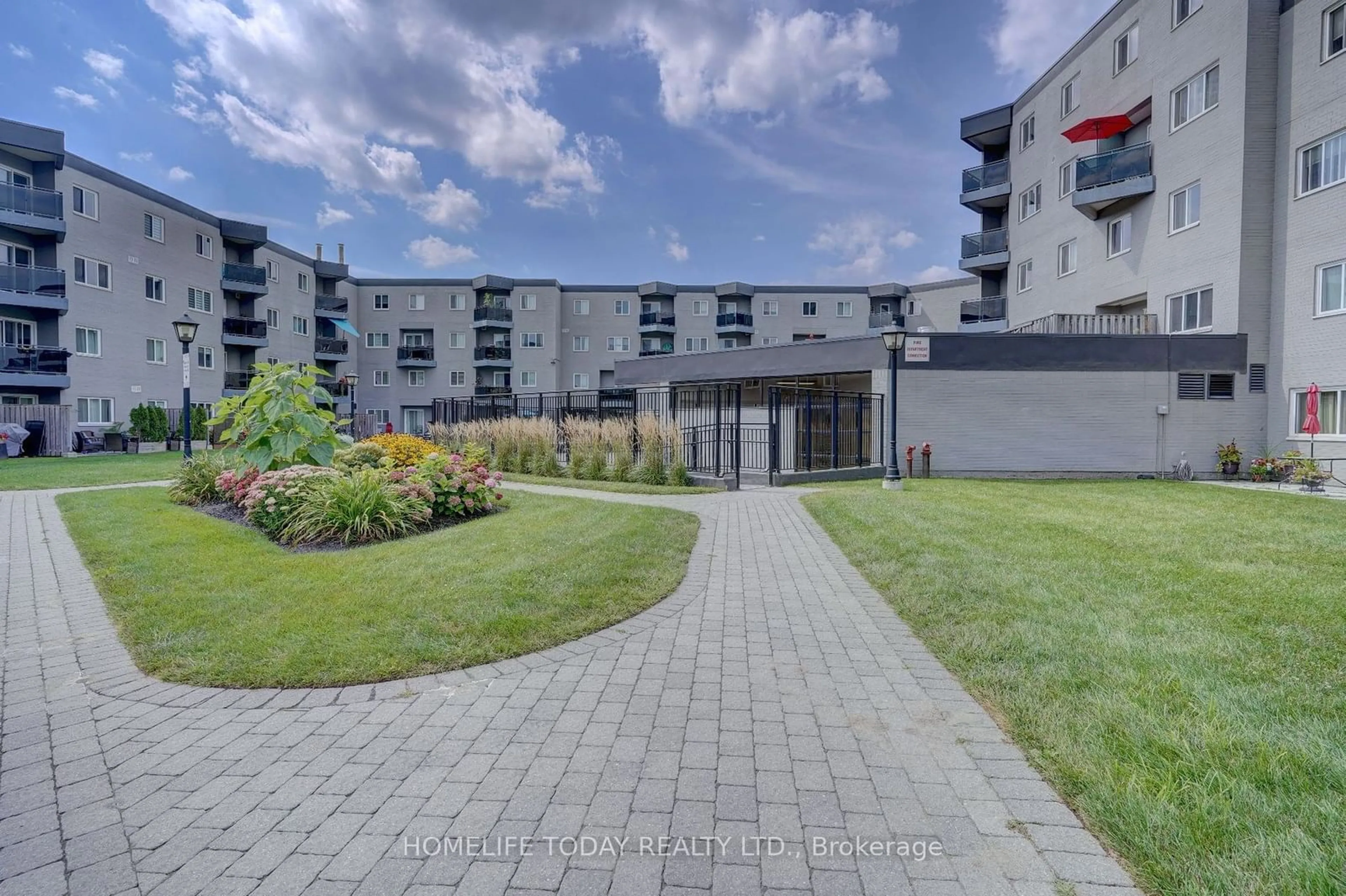 A pic from exterior of the house or condo, the street view for 2001 Bonnymede Dr #40, Mississauga Ontario L5J 4H8