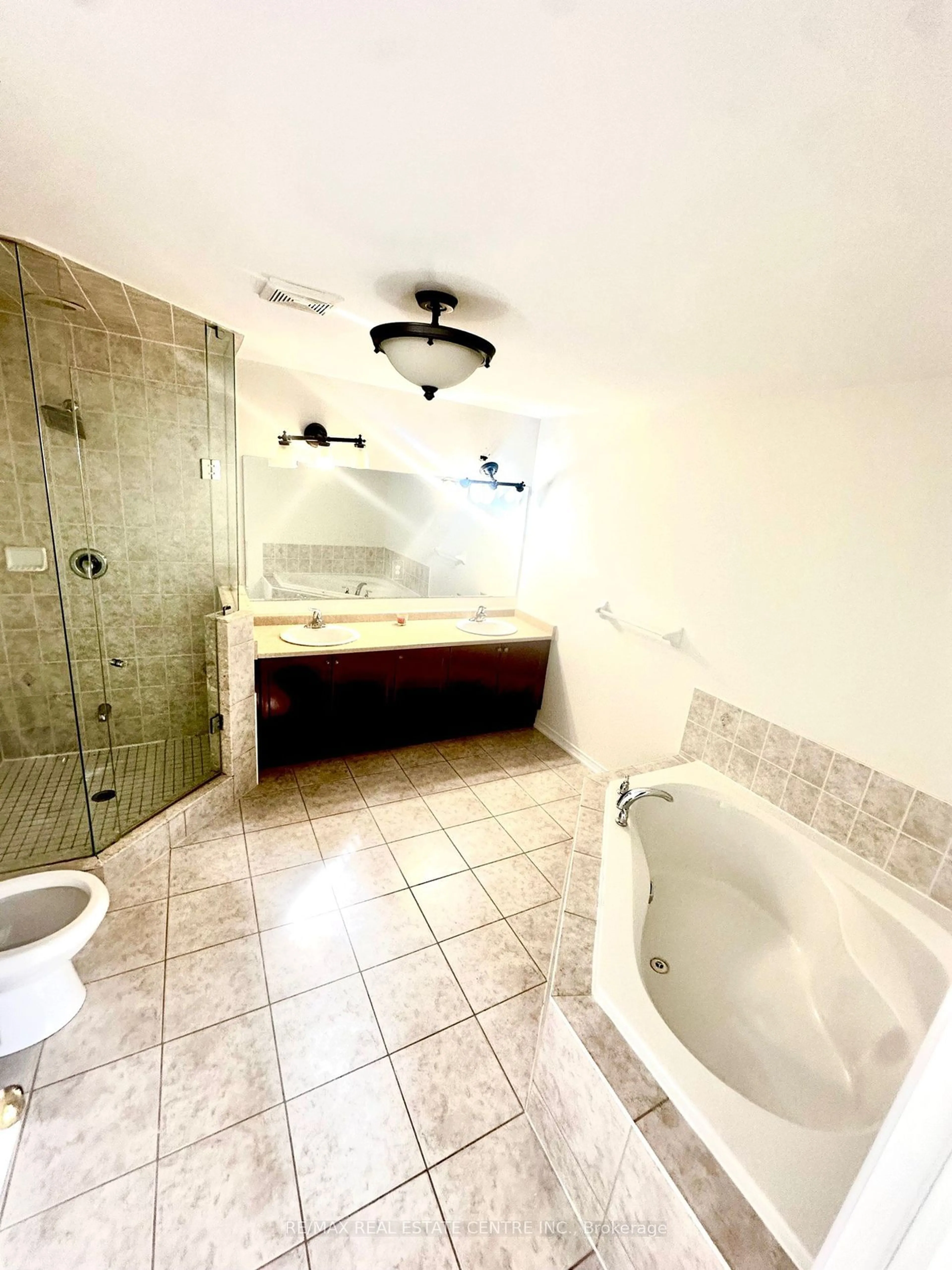 Bathroom, ceramic floors for 4690 Huffman Rd, Burlington Ontario L7M 0G6