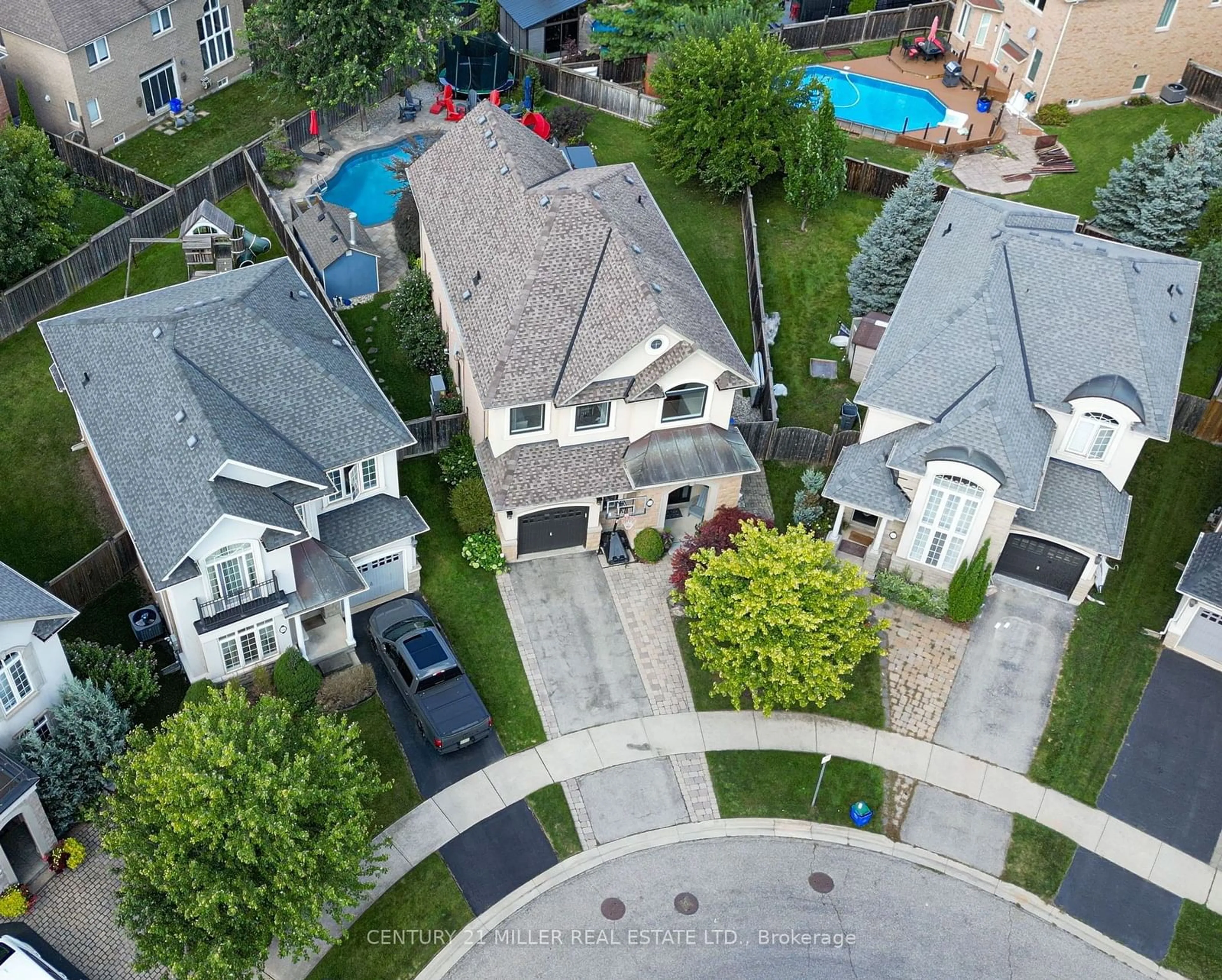 Frontside or backside of a home, the street view for 3410 Robin Hill Circ, Oakville Ontario L6L 6X2