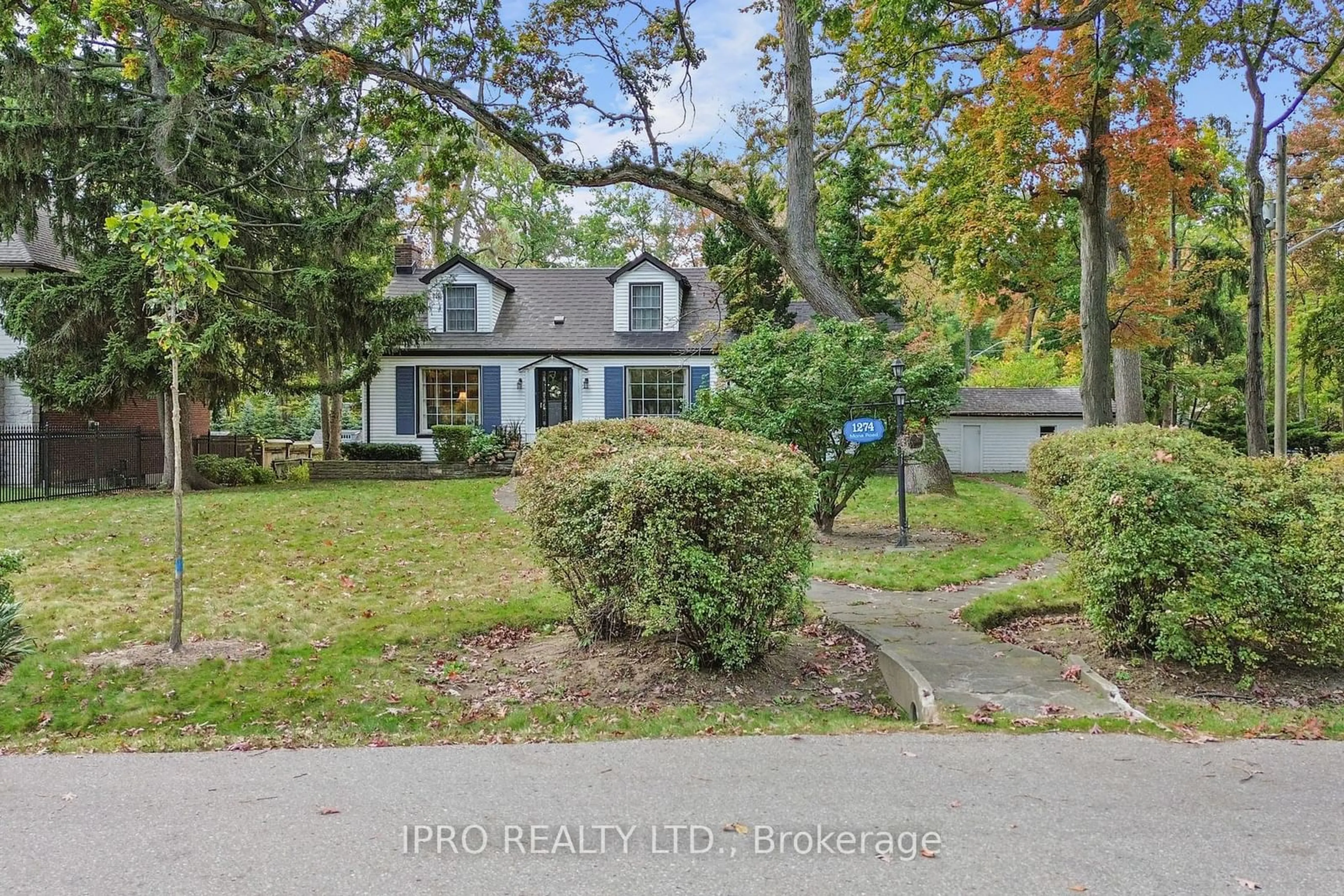 Frontside or backside of a home, the street view for 1274 Mona Rd, Mississauga Ontario L5G 3A1