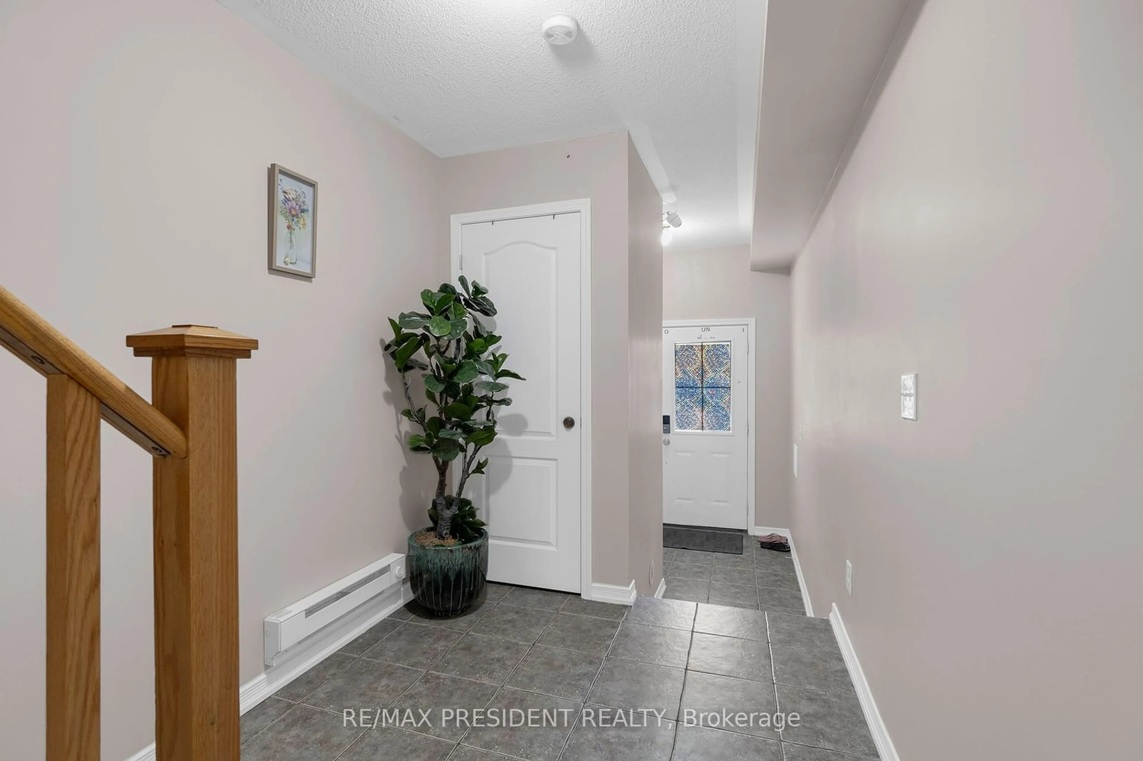 Indoor entryway, wood floors for 103 Cedar Lake Cres, Brampton Ontario L6Y 0R1