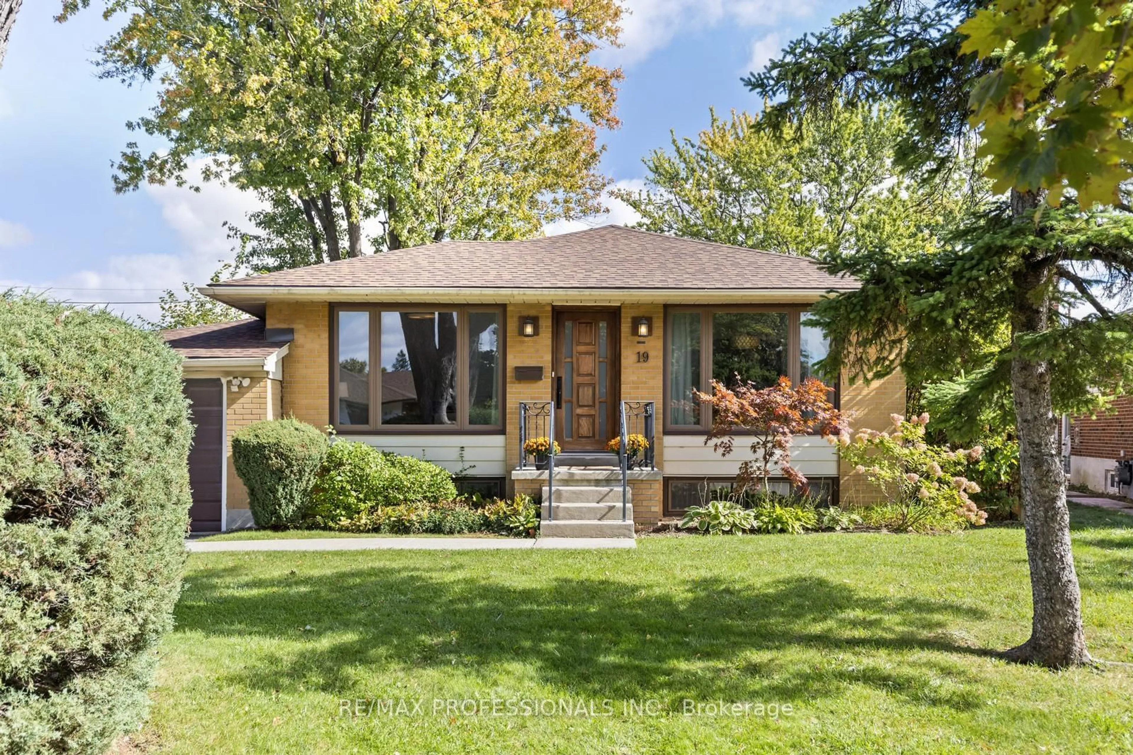 Frontside or backside of a home, cottage for 19 Tapley Dr, Toronto Ontario M9R 3P2