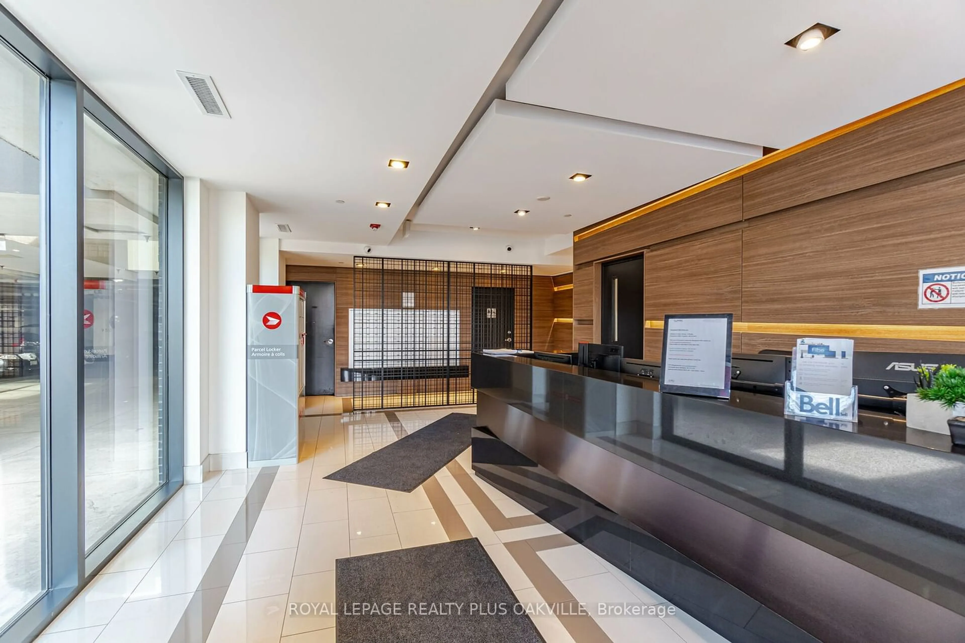 Indoor lobby, wood floors for 5230 Dundas St #A629, Burlington Ontario L7L 0J5