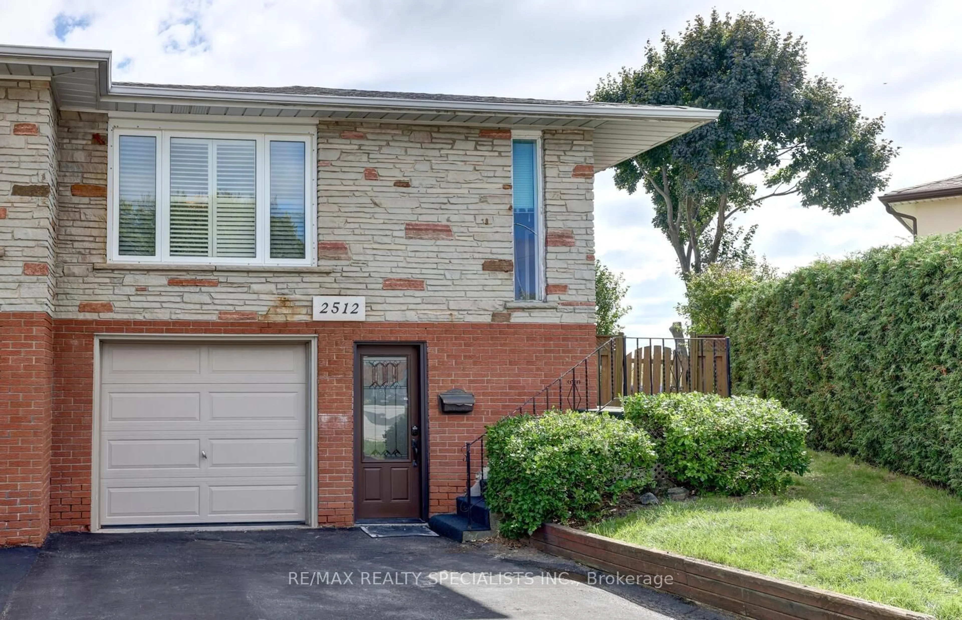 A pic from exterior of the house or condo, cottage for 2512 Harman Crt, Mississauga Ontario L5J 1T8