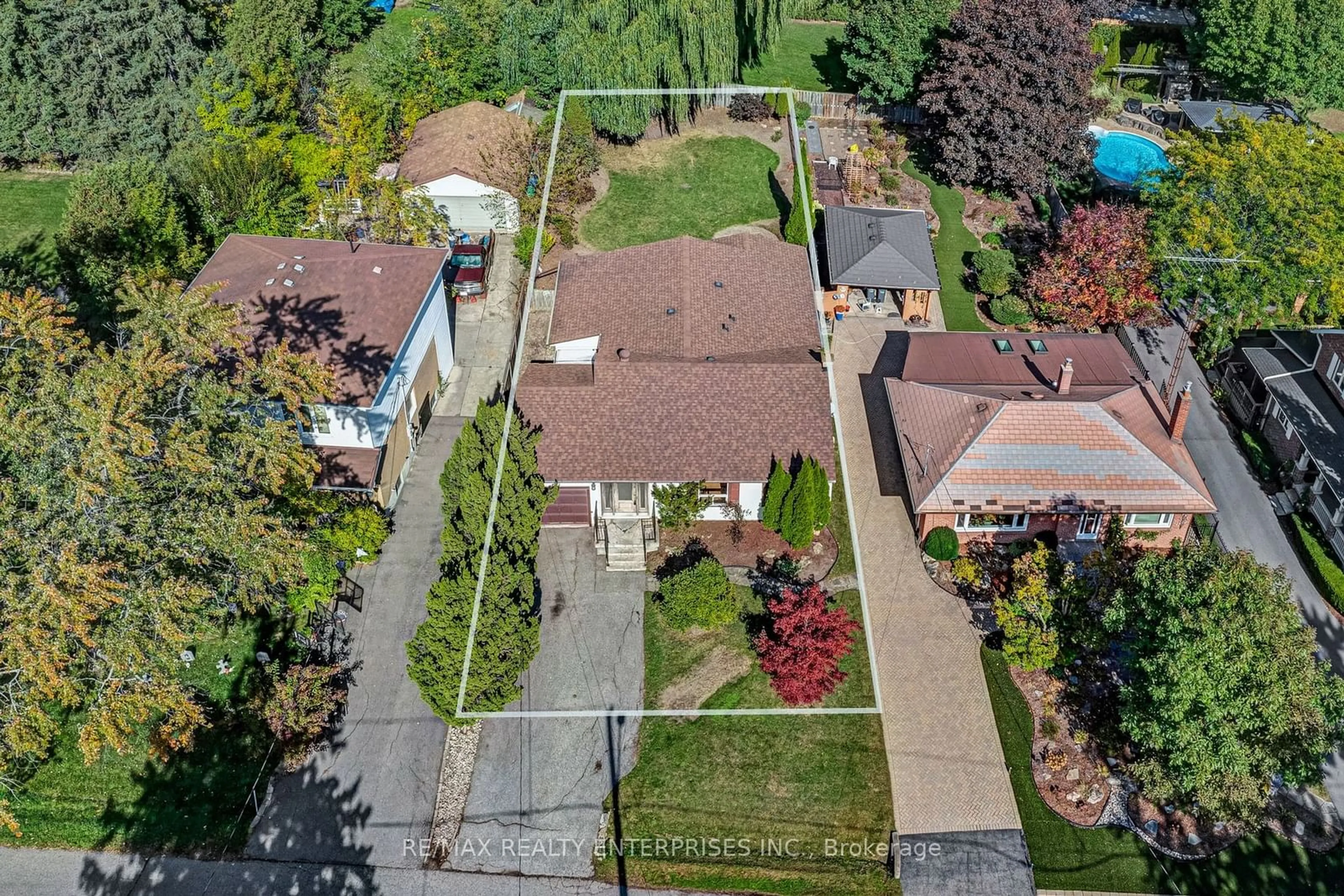 Frontside or backside of a home, the fenced backyard for 1265 Lakebreeze Dr, Mississauga Ontario L5G 3W7