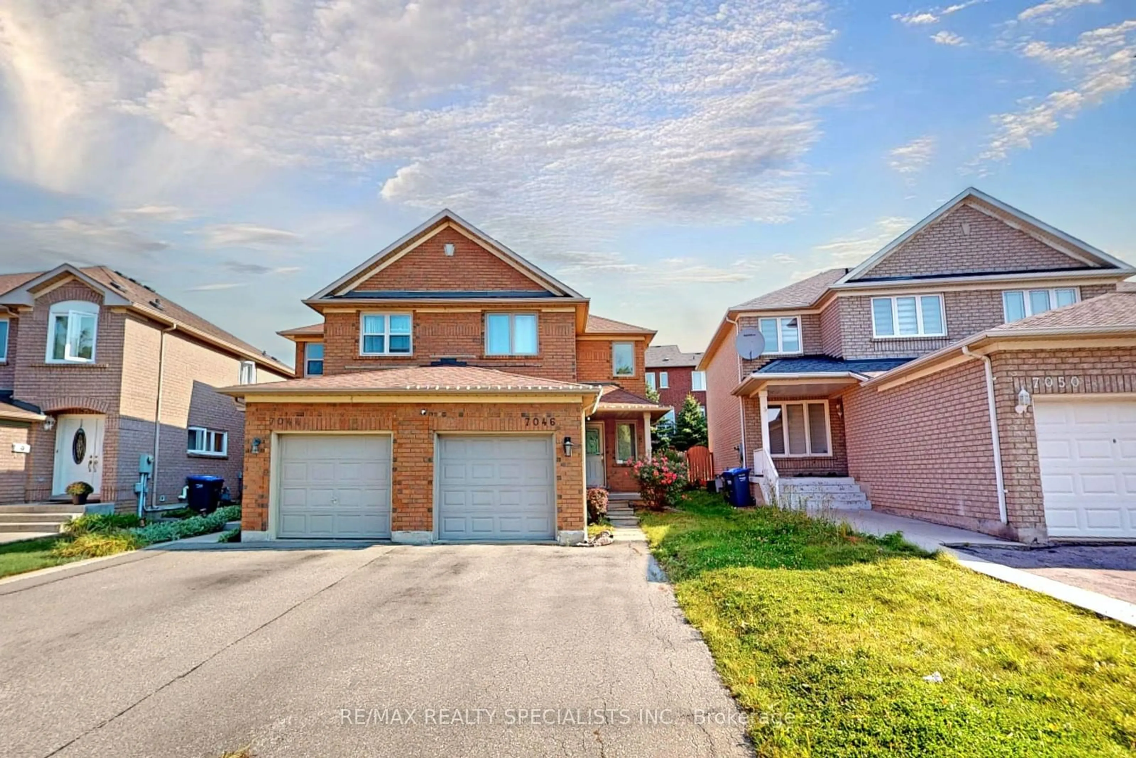 Frontside or backside of a home, the street view for 7046 Black Walnut Tr, Mississauga Ontario L5N 7N6